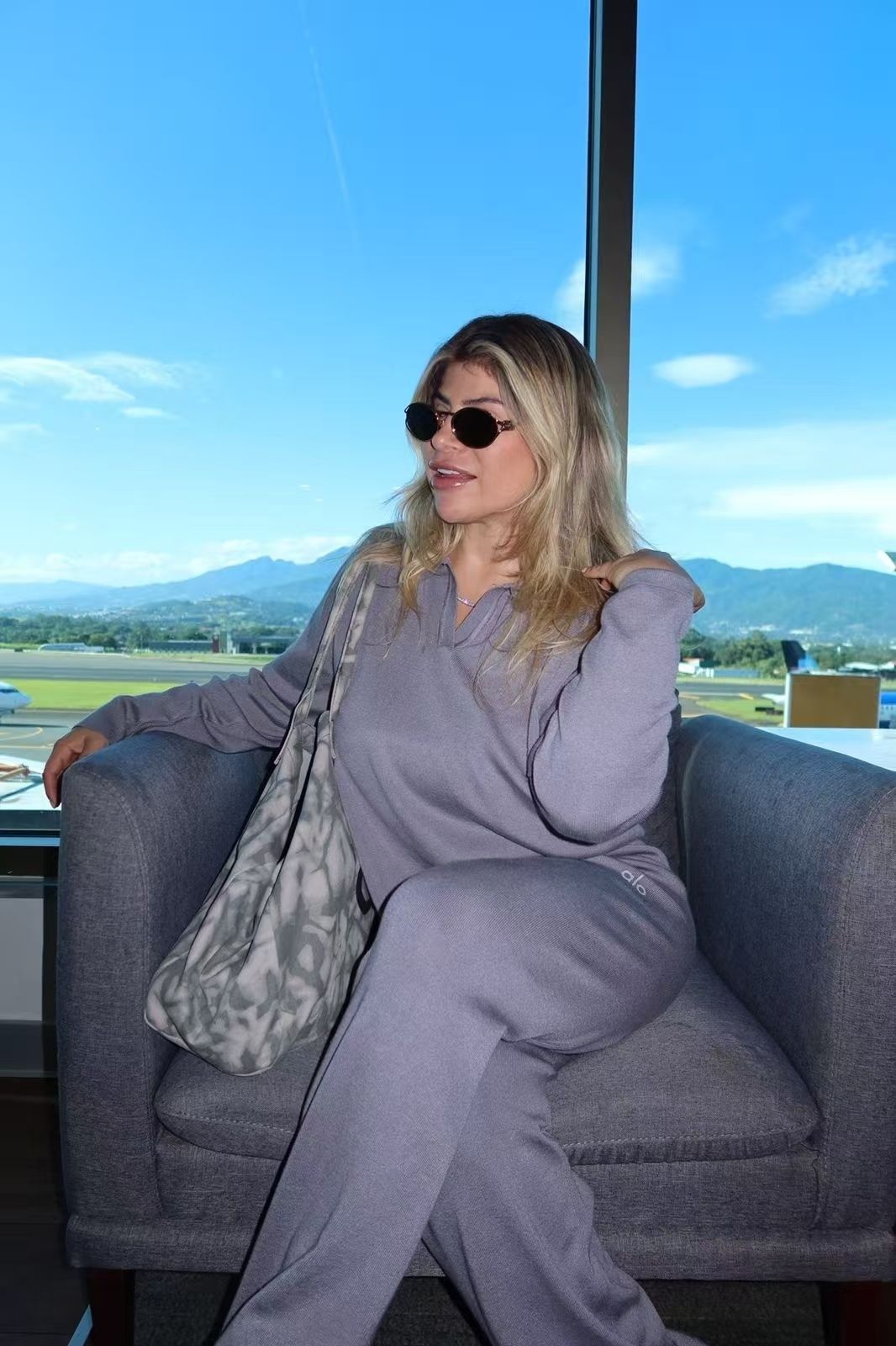  2 点セット プルオーバー - ワイドパンツ｜柔らかな素材 × ミニロゴ刺繍 カジュアル 大人の雰囲気コーデ トレーナー スウェット トップス