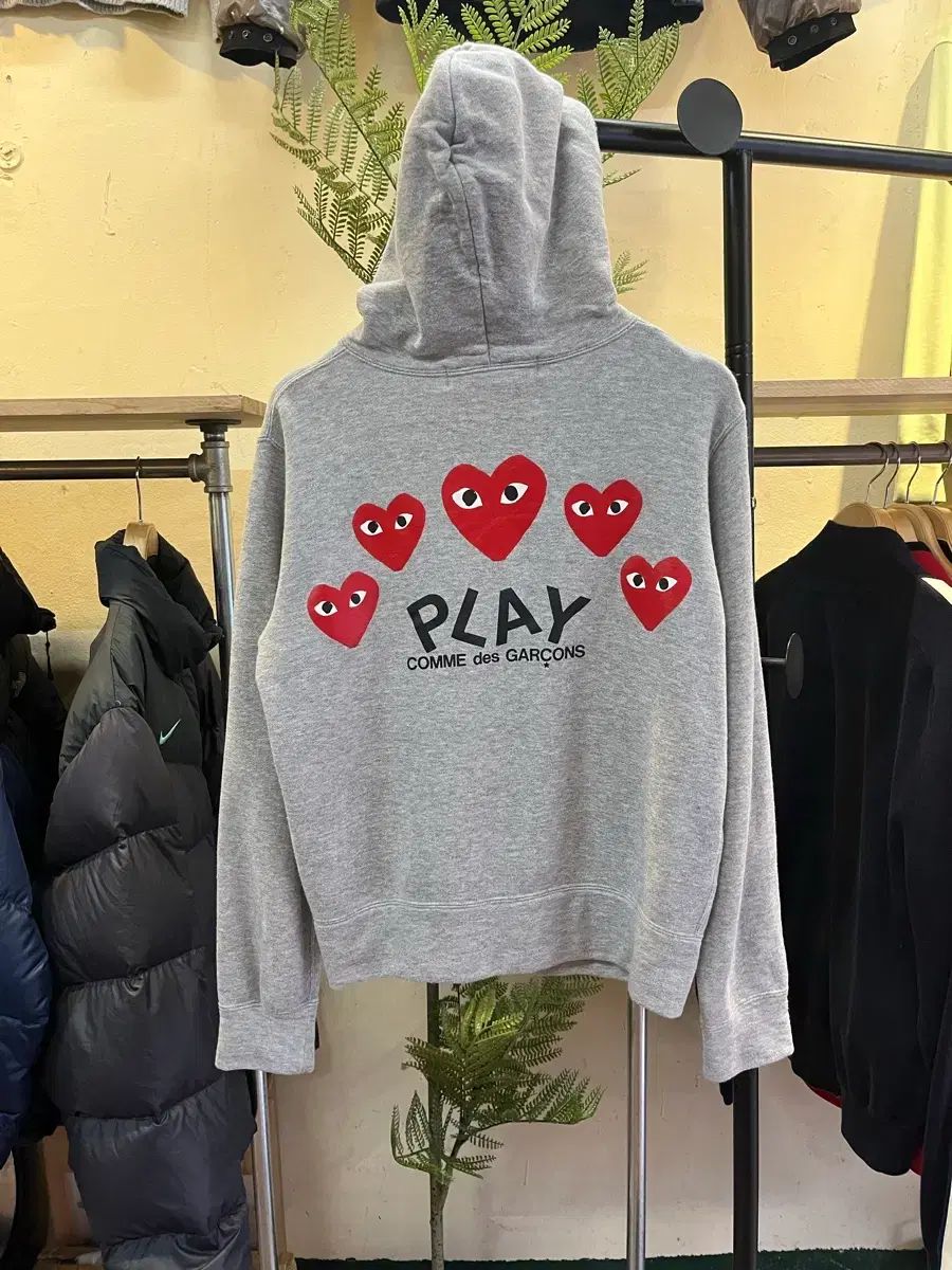 コム デ ギャルソン PLAY レッド ワッペン WHO ジップアップ csz 24