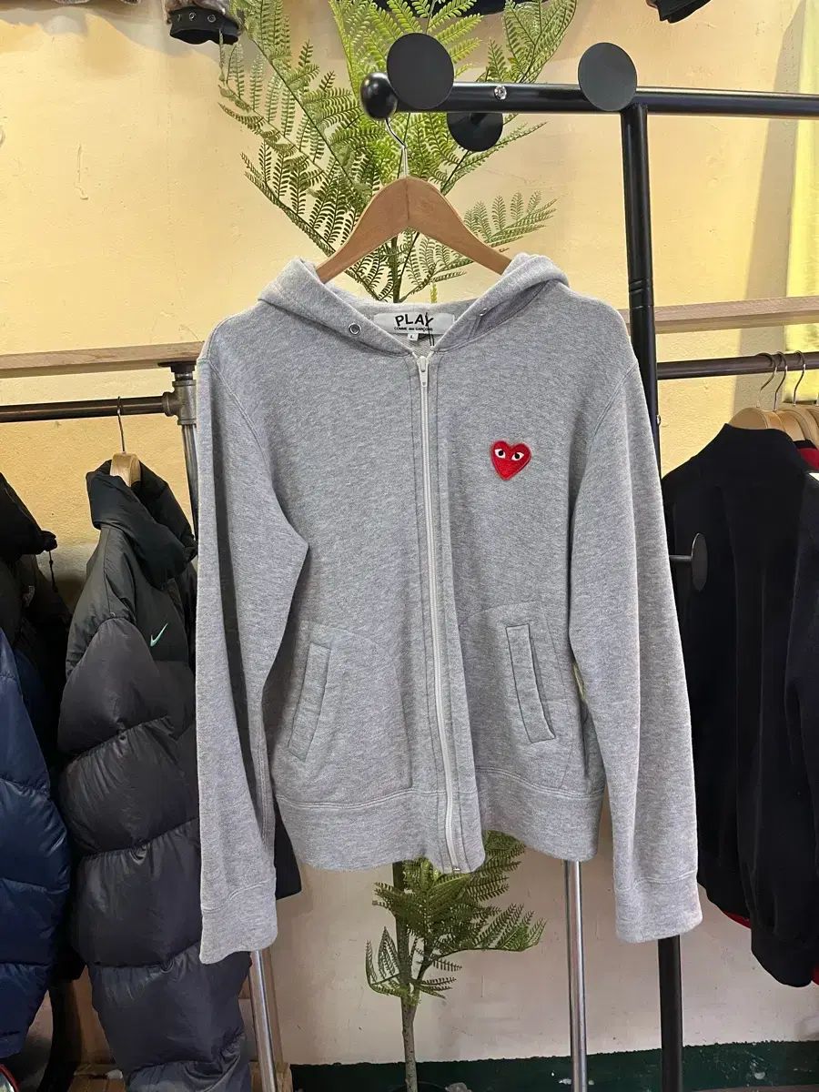 コム デ ギャルソン PLAY レッド ワッペン WHO ジップアップ csz 24