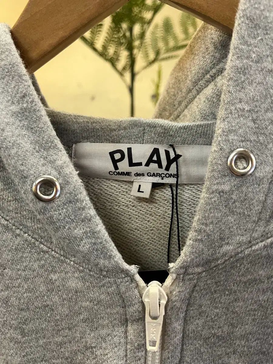  コム デ ギャルソン PLAY レッド ワッペン WHO ジップアップ csz 24 パーカー トップス