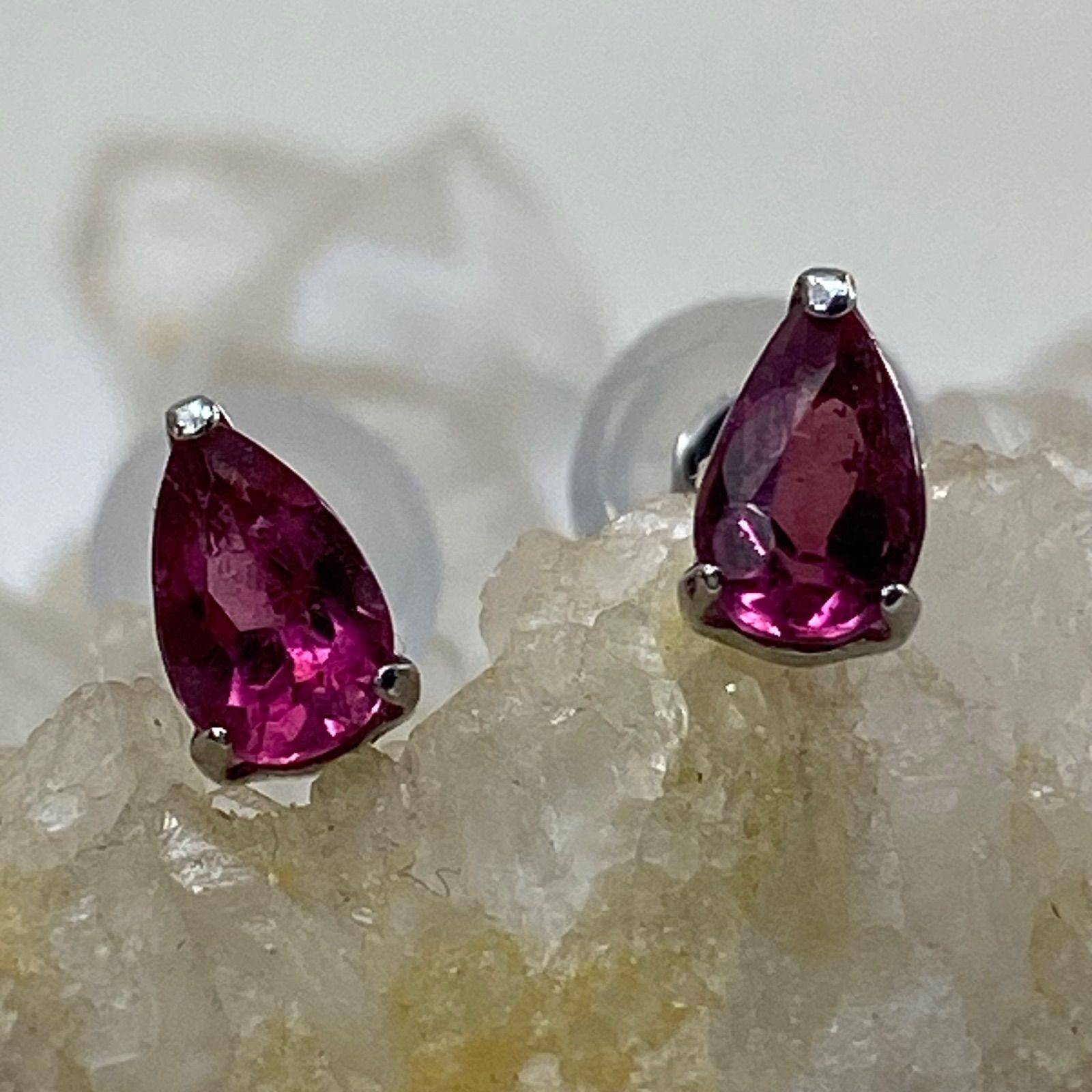 Pt 900 天然ルベライト スタッドピアス 計0.26 ct