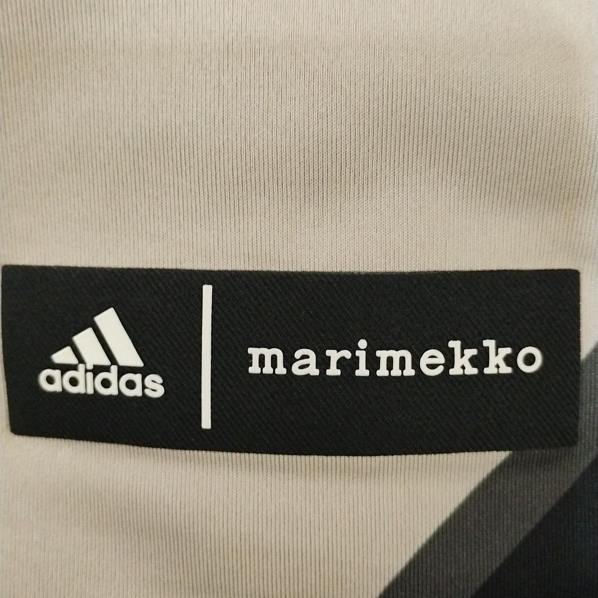  marimekko マリメッコ チュニック サイズM レディース - ベージュ×黒×マルチ ノースリーブ adidasコラボ 半袖 チュニック