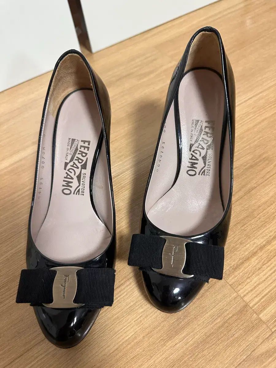 フェラガモ ブラック リボン フラットシューズ 4 サイズ