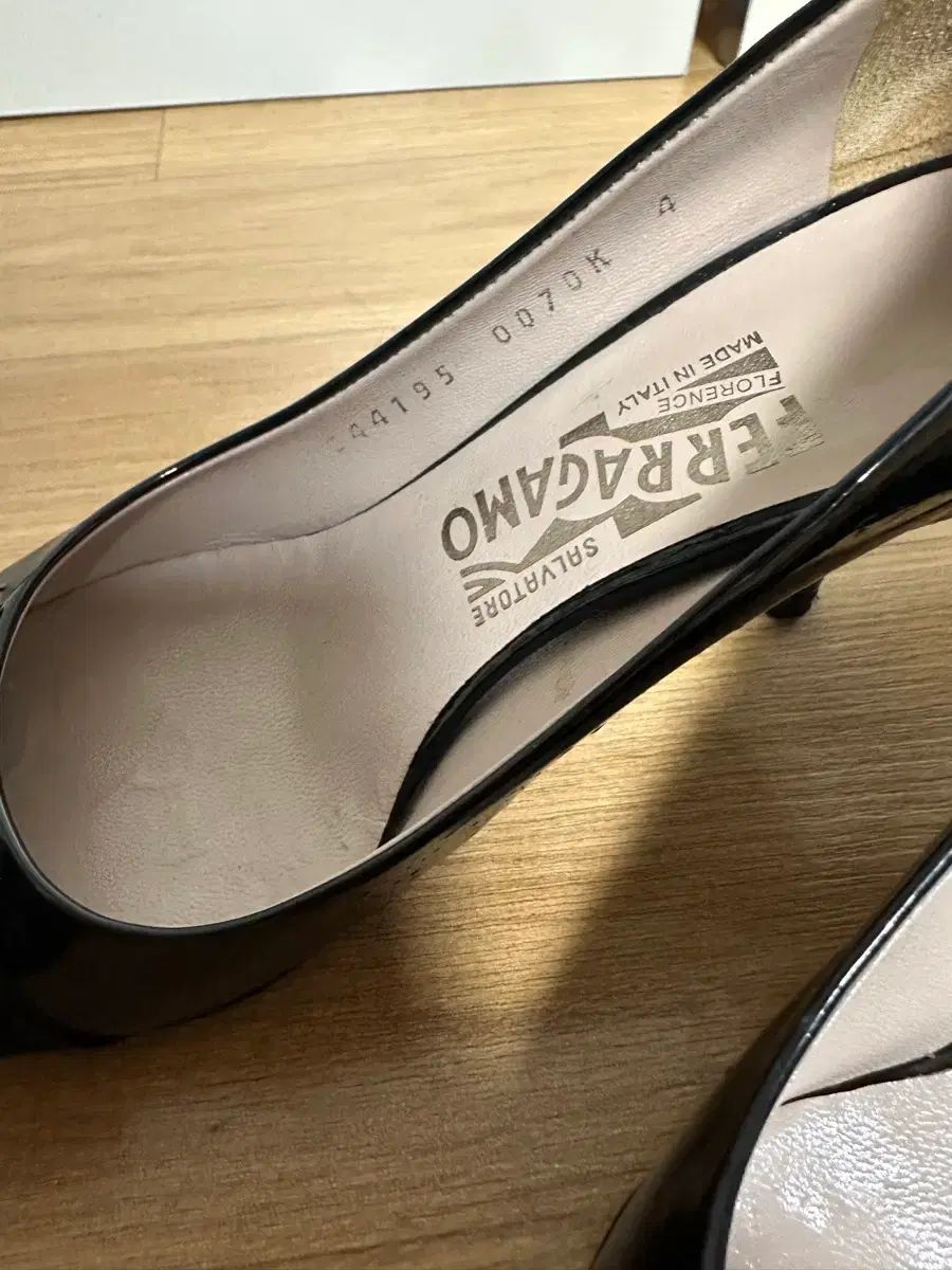  フェラガモ ブラック リボン フラットシューズ 4 サイズ フラットシューズ バレエシューズ パンプス