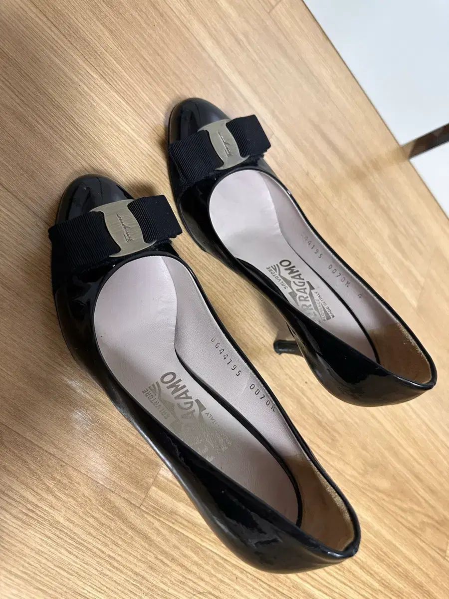 フェラガモ ブラック リボン フラットシューズ 4 サイズ