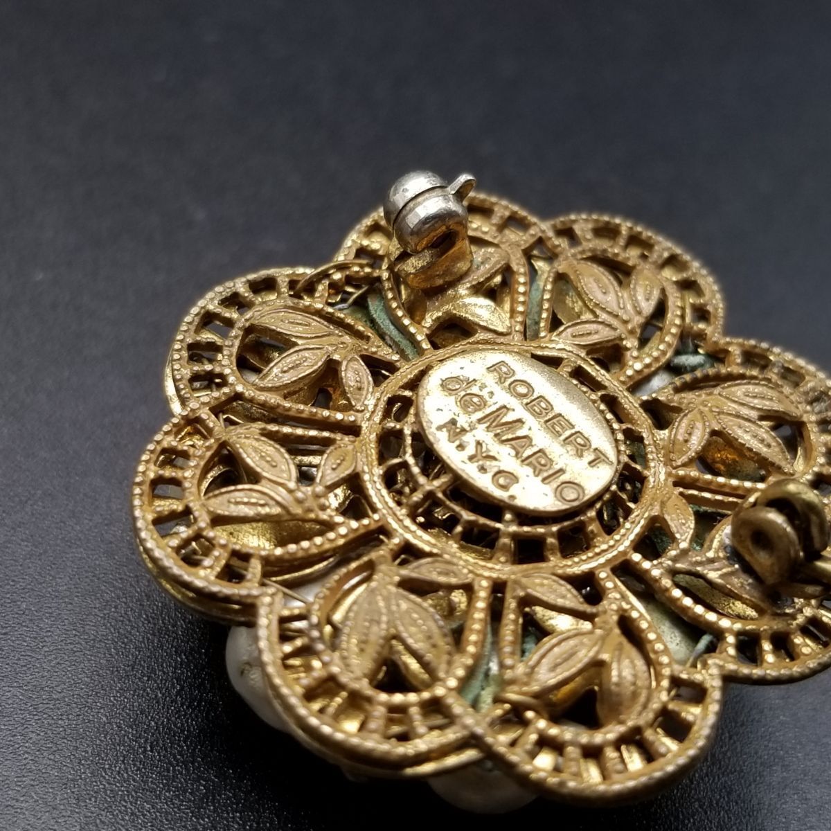  Robert DeMario NYC バロックパール フローラル装飾 ヴィンテージ ブローチ クラシカル エレガント グレー 上品 Y 16-W ブローチ コサージュ アクセサリー