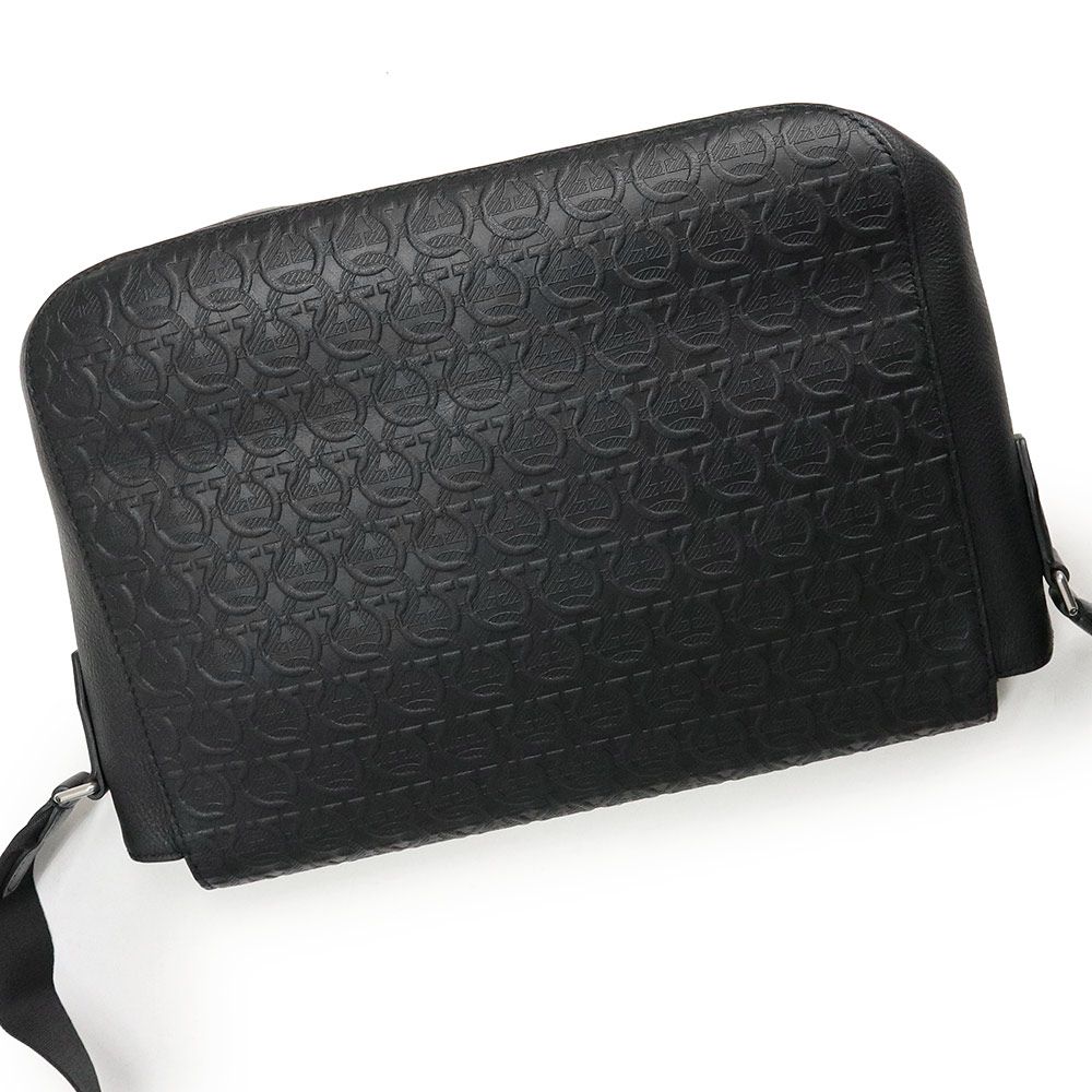 サルヴァトーレフェラガモ ガンチーニ ショルダーバッグ 斜め掛け