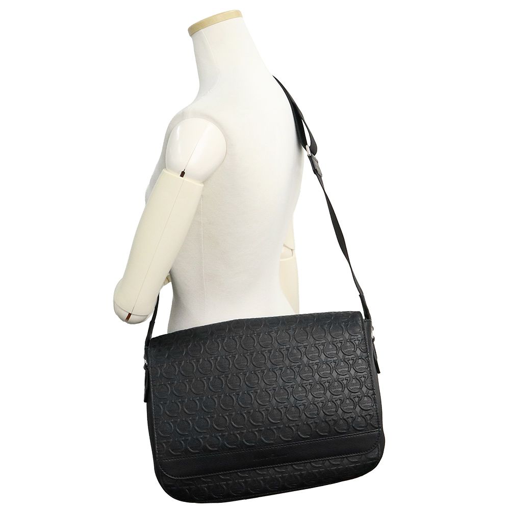 サルヴァトーレフェラガモ ガンチーニ ショルダーバッグ 斜め掛け