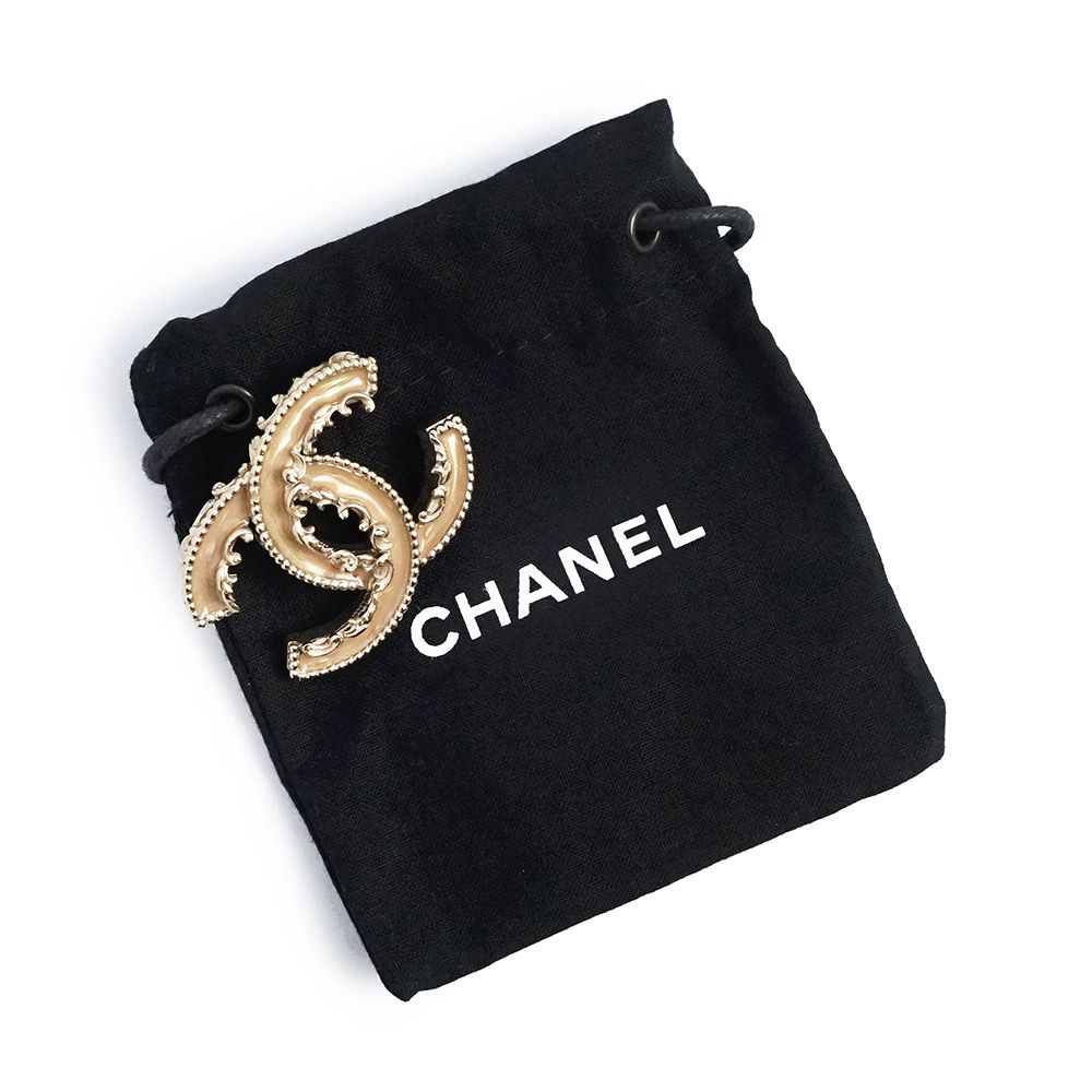 シャネル ココマーク ロココ調 アンティークデザイン ブローチ ゴールド ベージュ A 61457 CHANEL
