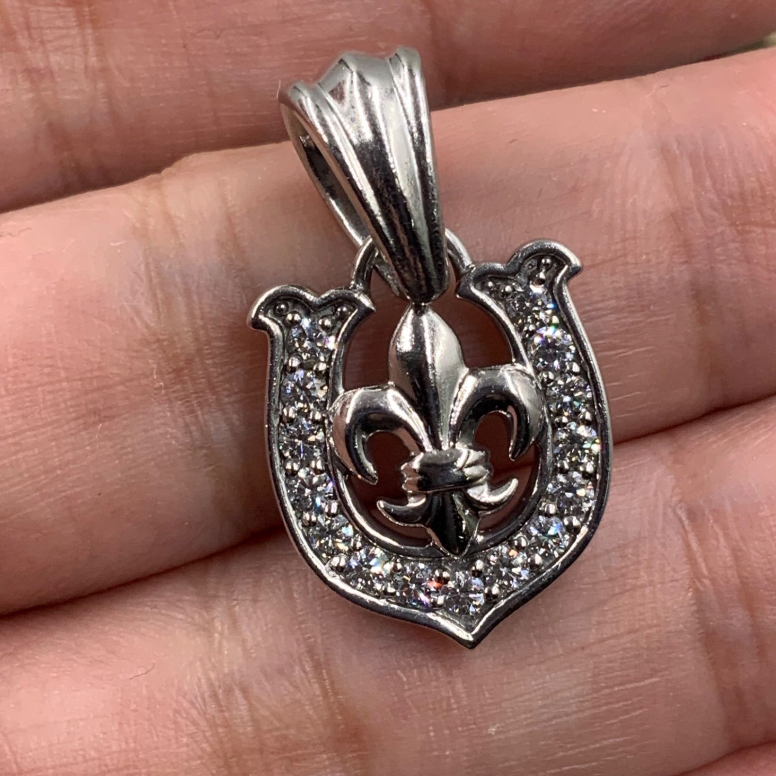 Pt 900 馬蹄ホースシュー 百合トップ 10.9 g ダイヤ 0.49 ct