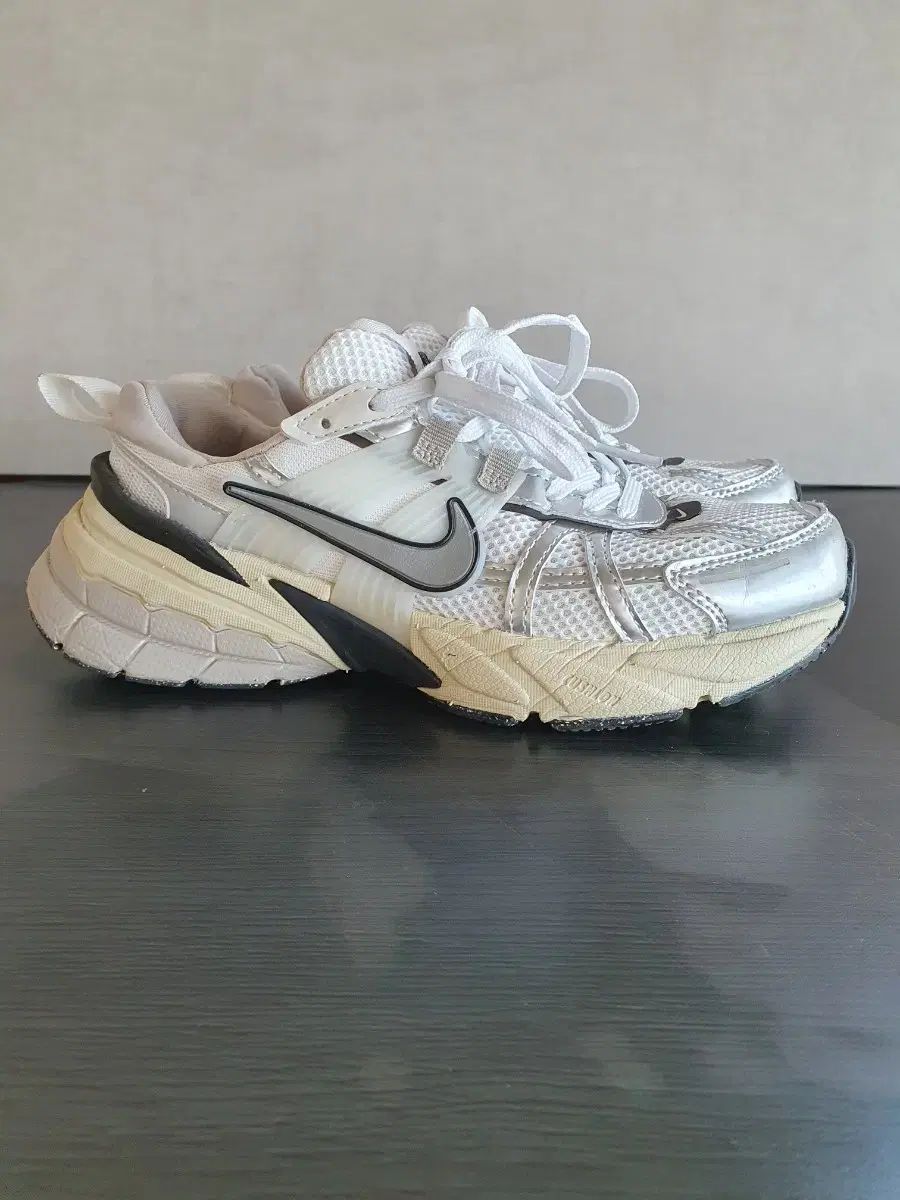 ナイキ V 2 K RUN サミット 白 245