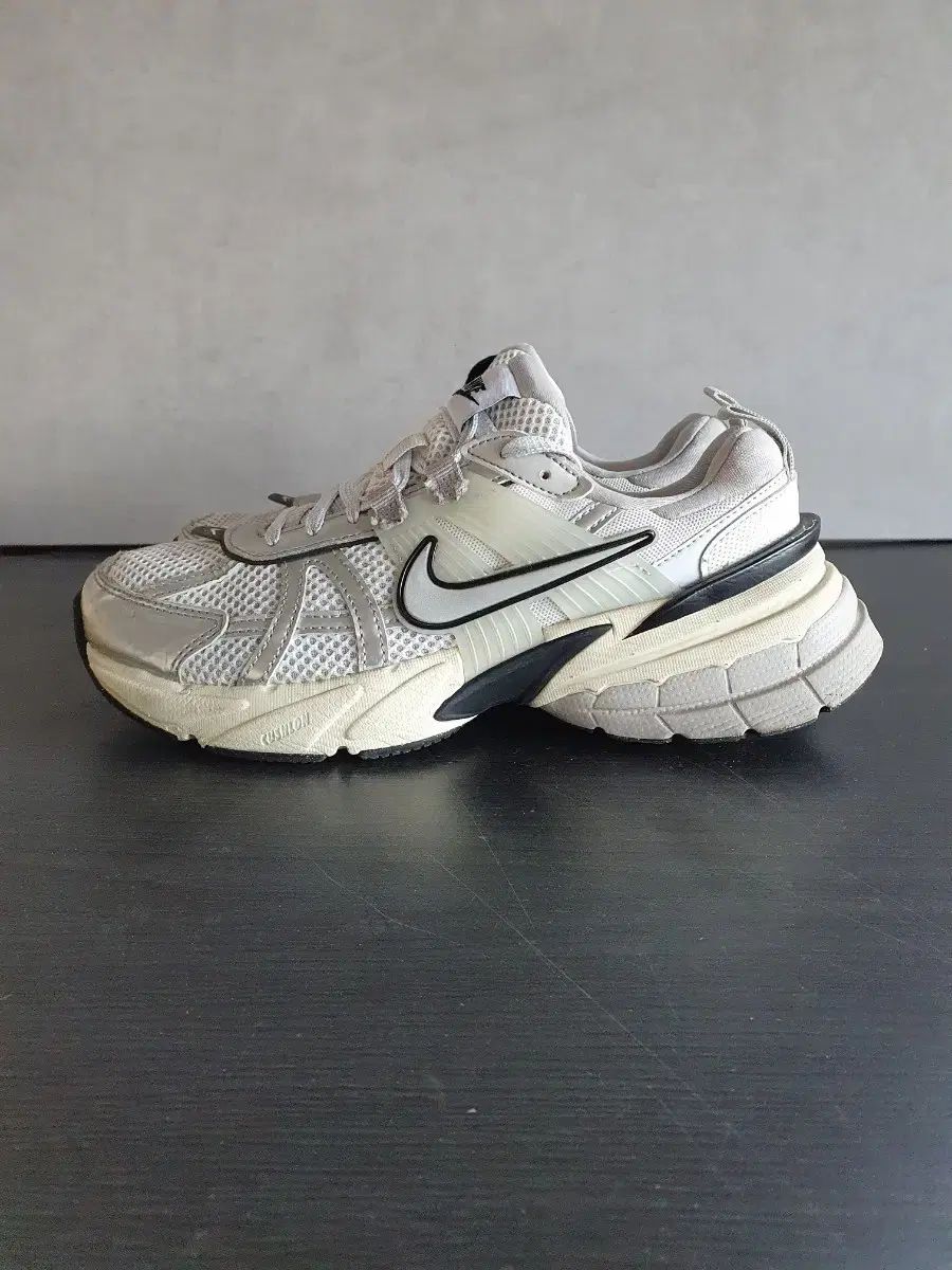 ナイキ V 2 K RUN サミット 白 235