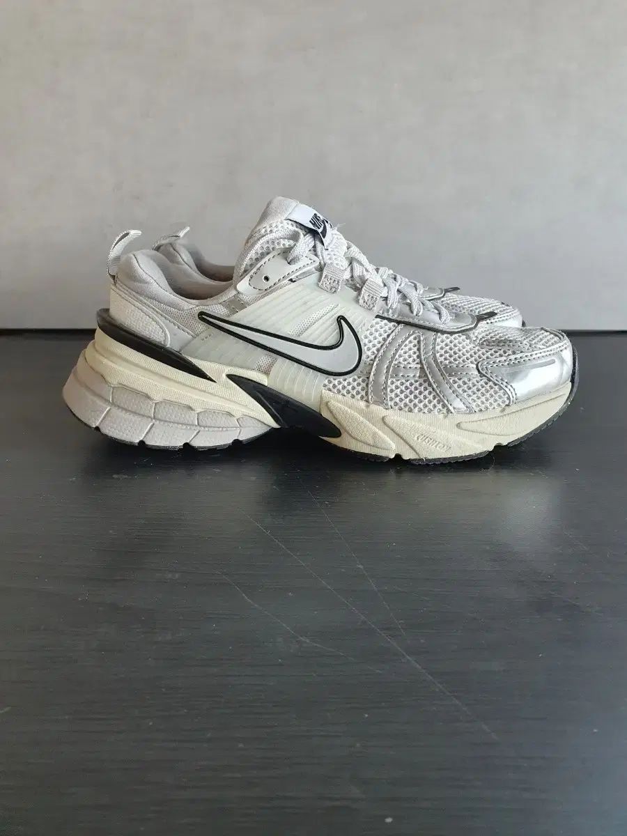 ナイキ V 2 K RUN サミット 白 235