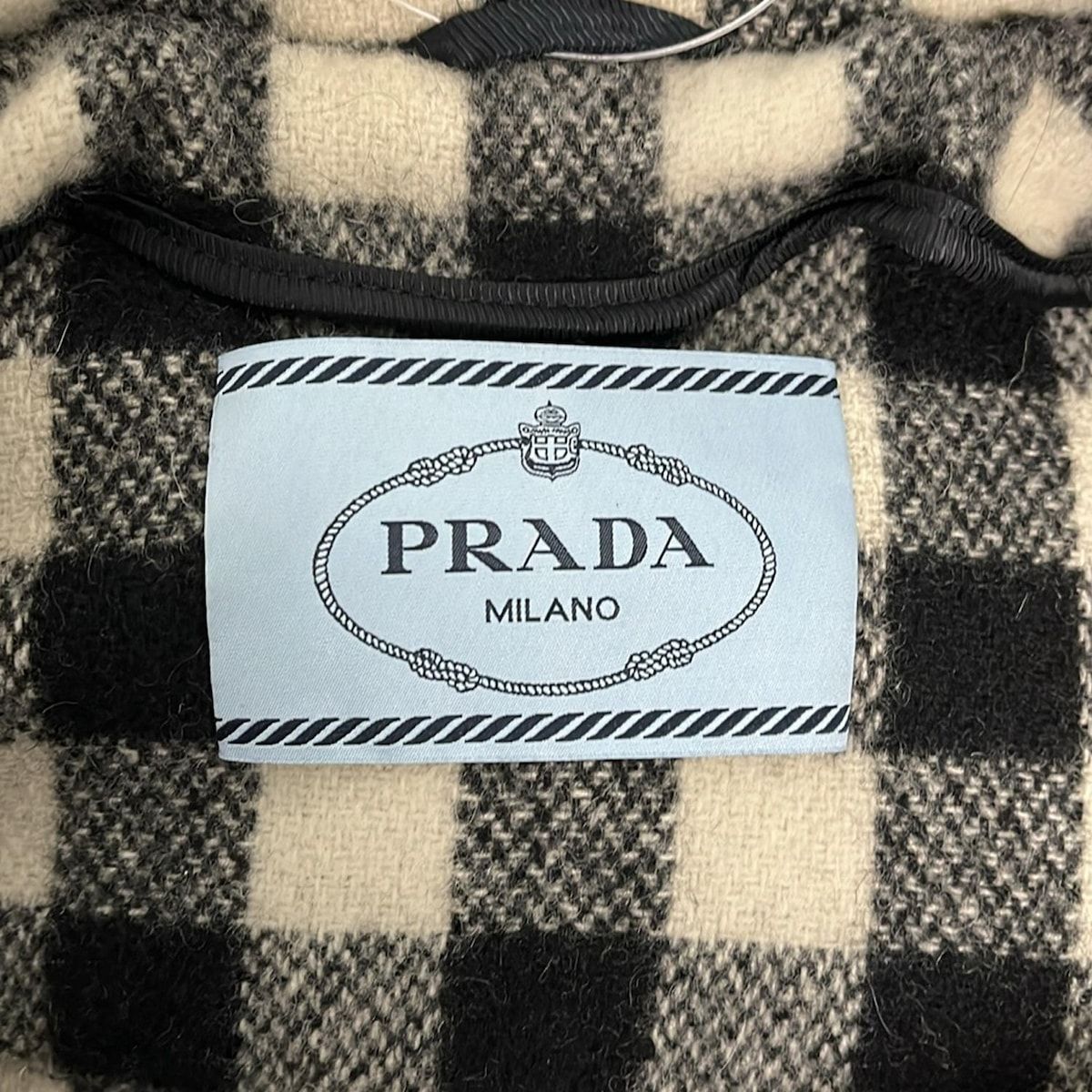 プラダ　PRADA　ベージュ　ダッフルコート PRADA MILANO ダッフルコート ベージュ 名品揃いな冬の相棒──