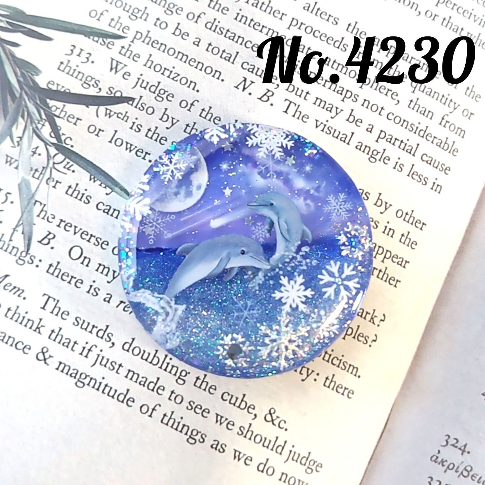 No.4230 星降る夜と冬の海 イルカ レジンヘアゴム - メルカリ