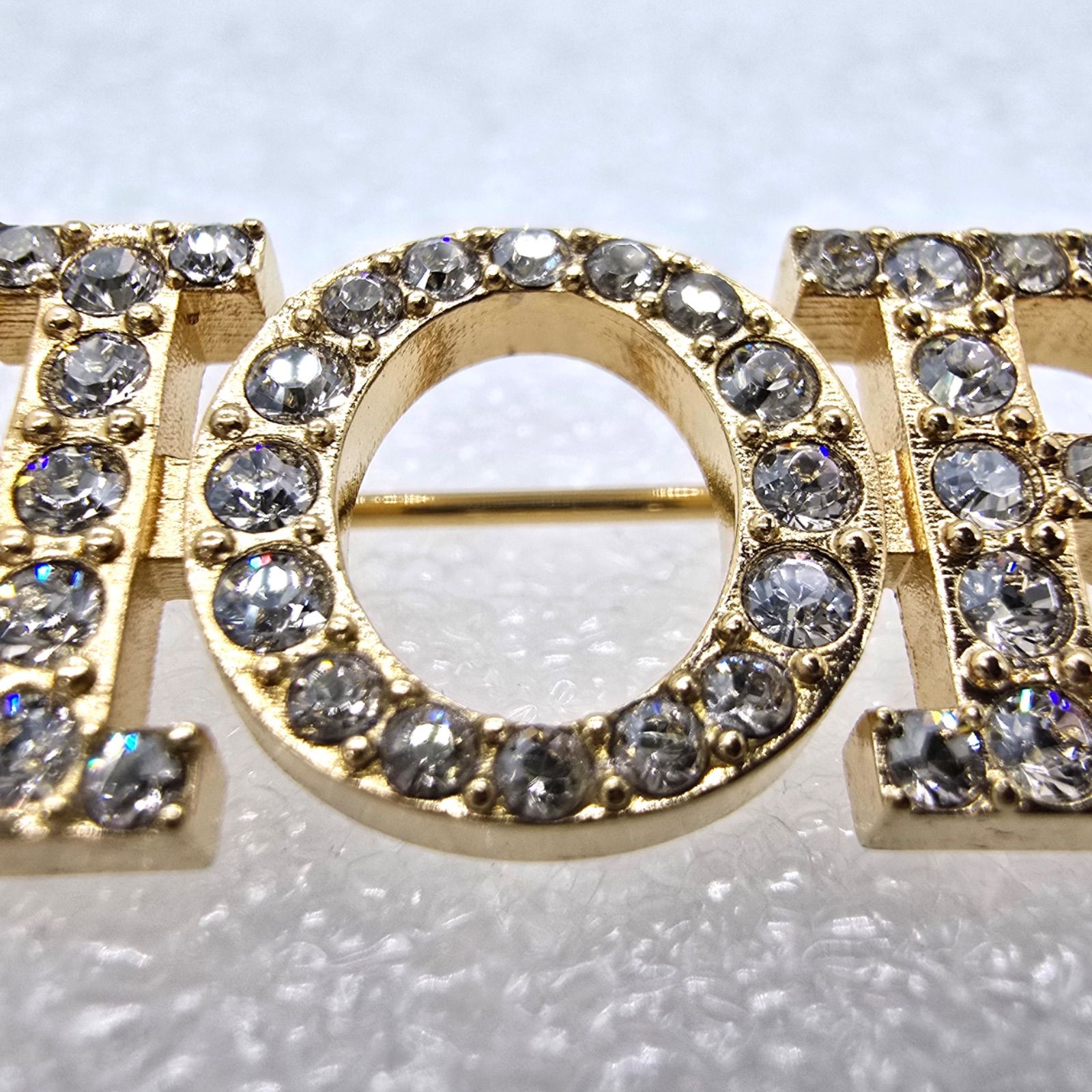 Dior クリスタル装飾 ロゴブローチ DIOR ディオール Dio(r)evolution ロゴ ブローチ クリスタル ゴールド