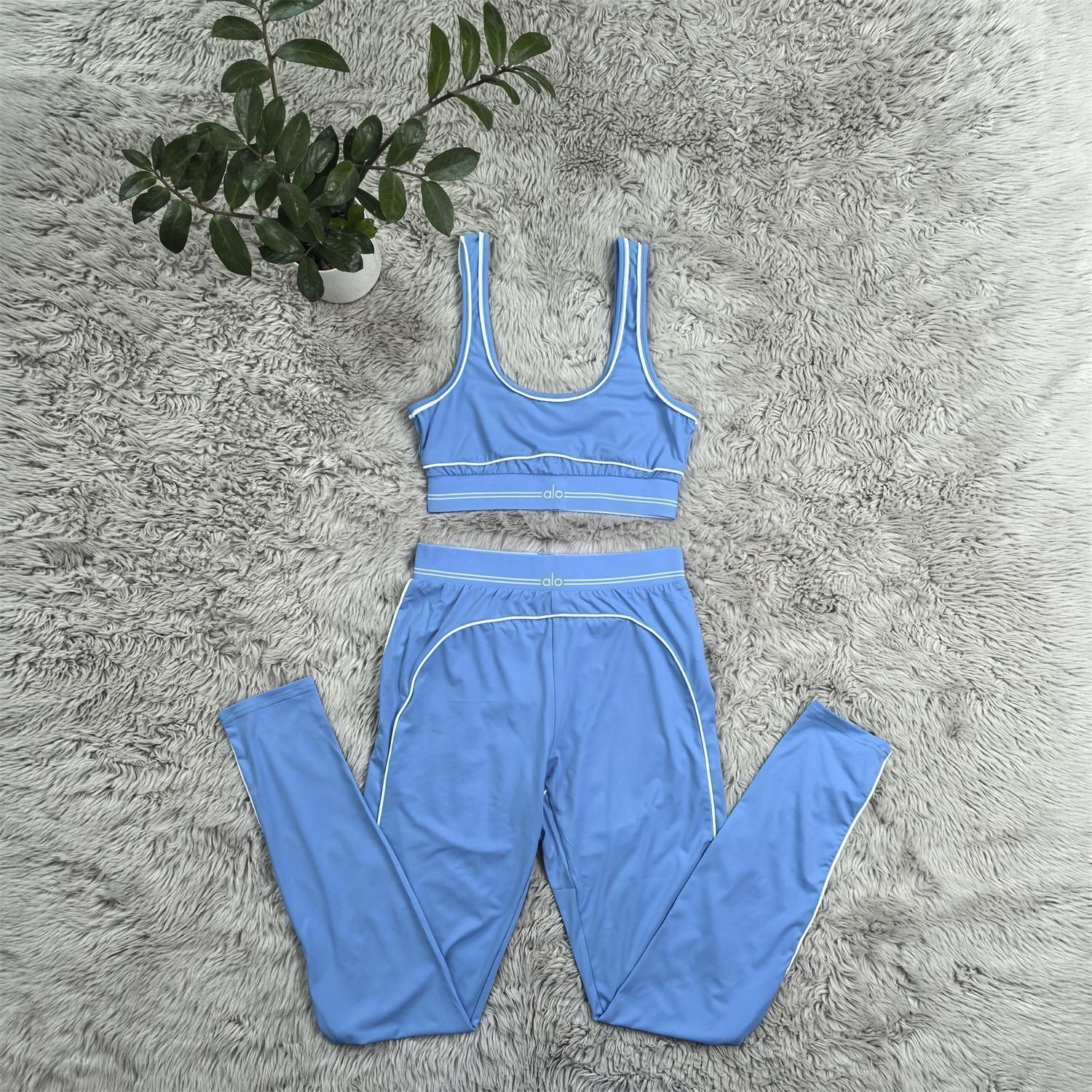 ストレッチ 2 点セット スポーツウェア｜ブラック ホワイト ピンク ブルー 4 展開 フィットシルエットでボディラインを美し