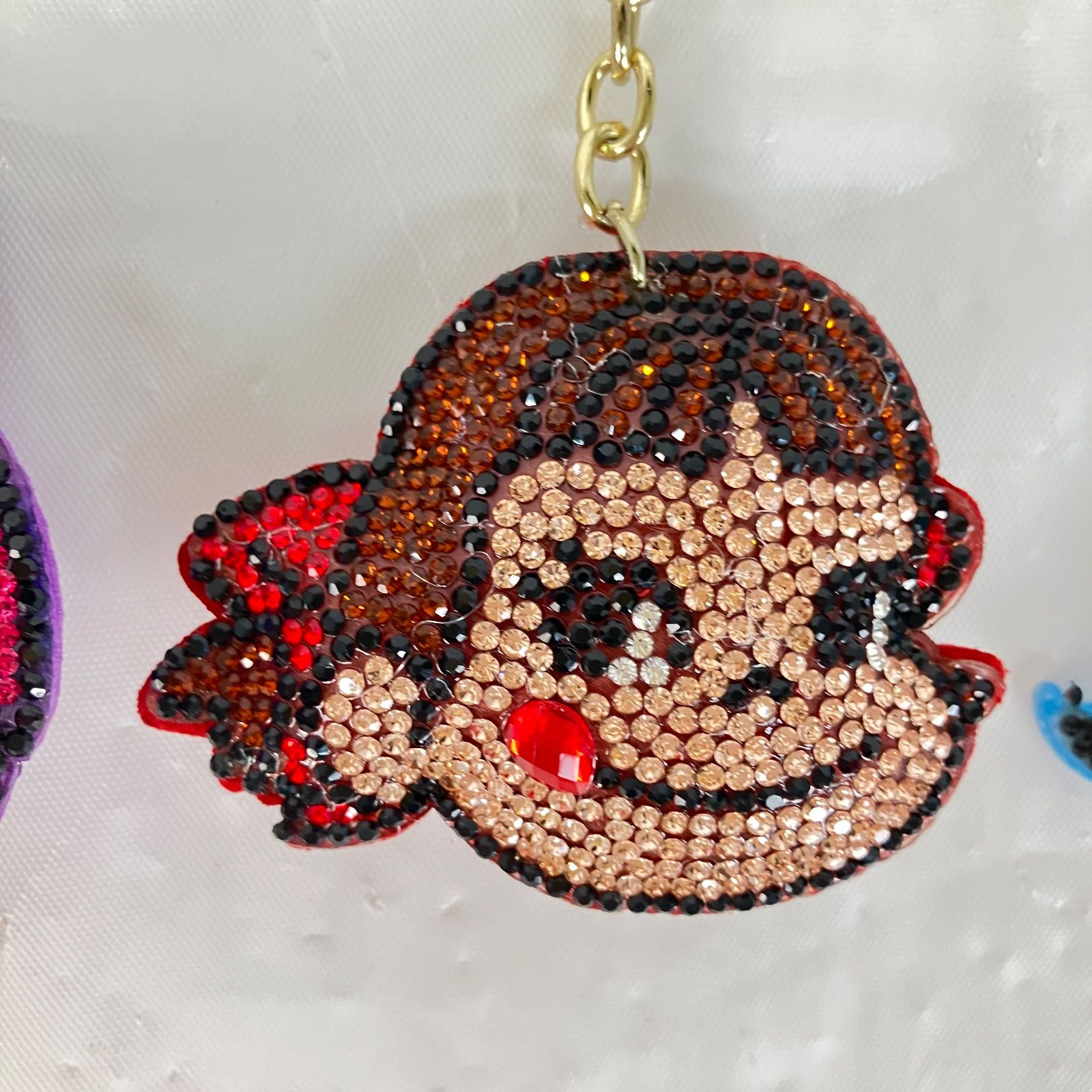 美品】キラキラキーホルダー バッグチャーム ぺこちゃん ☆ - メルカリ