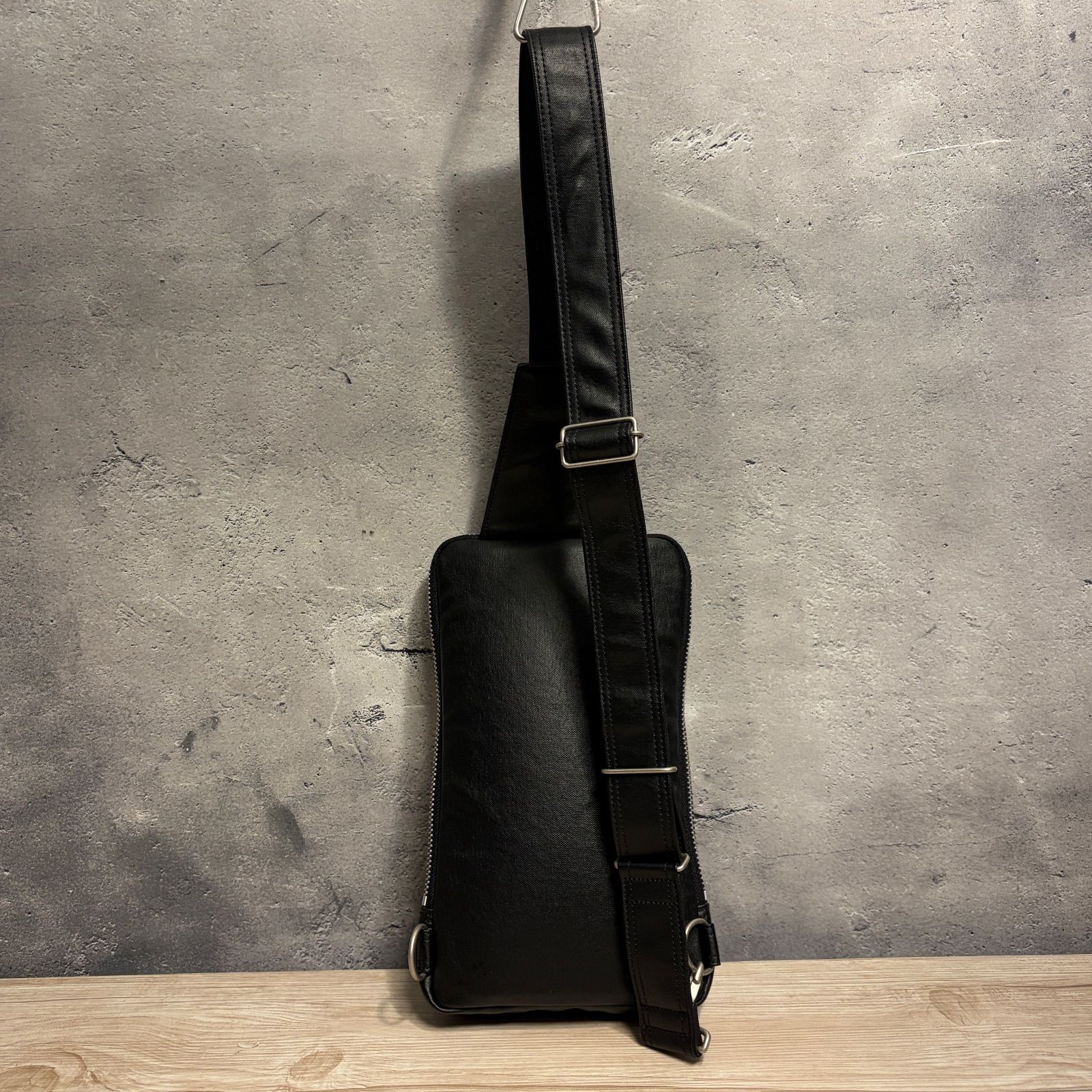 【極美品/カード付】ポーター フリースタイル ショルダーバッグ ボディバッグ 黒 ✨極美品✨PORTER フリースタイル ワンショルダーバッグ 黒 レザー調