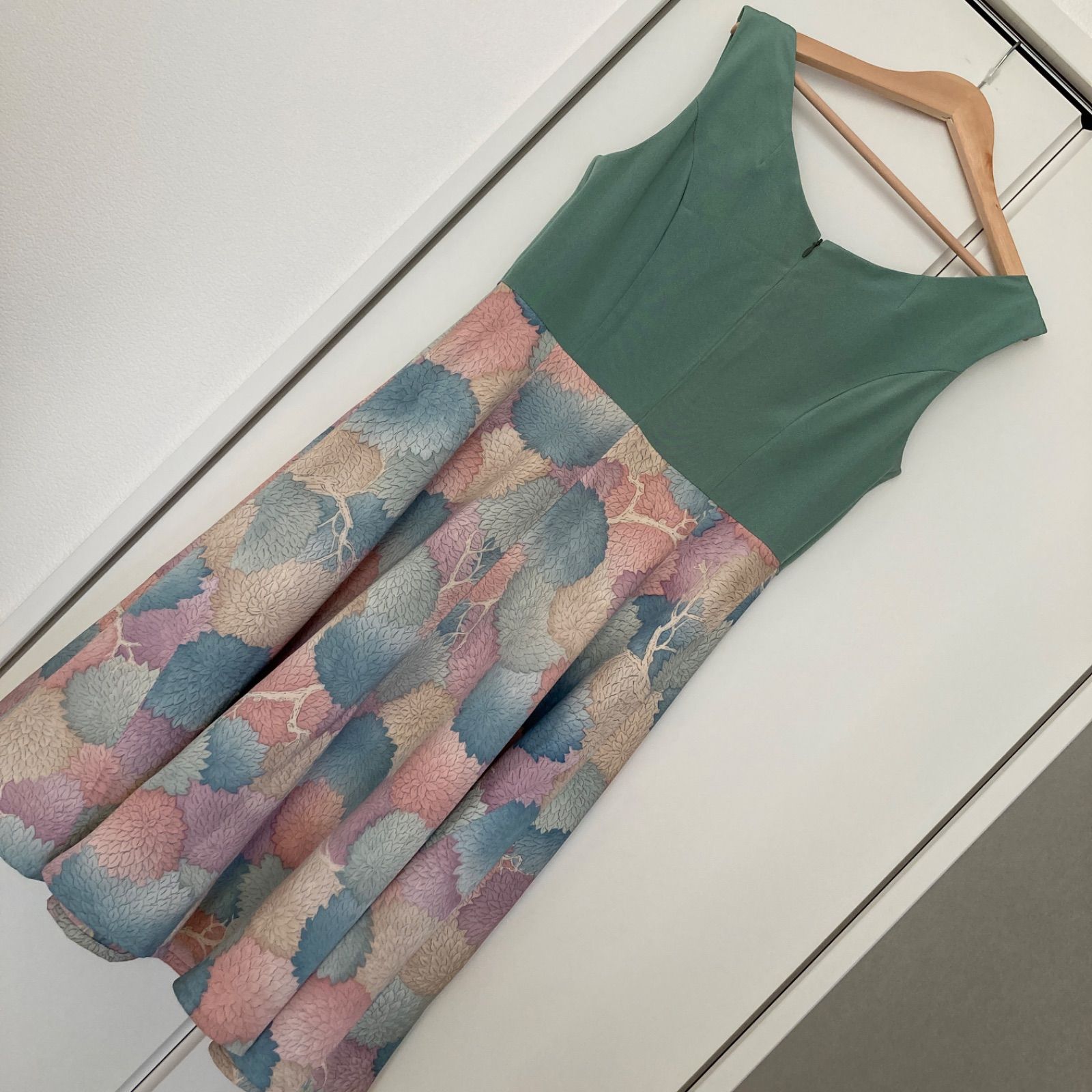 ２種類の着物からリメイク 緑とパステルの菊柄のフ ーワンピース