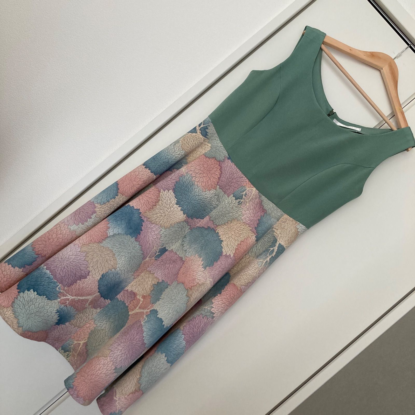 ２種類の着物からリメイク 緑とパステルの菊柄のフ ーワンピース