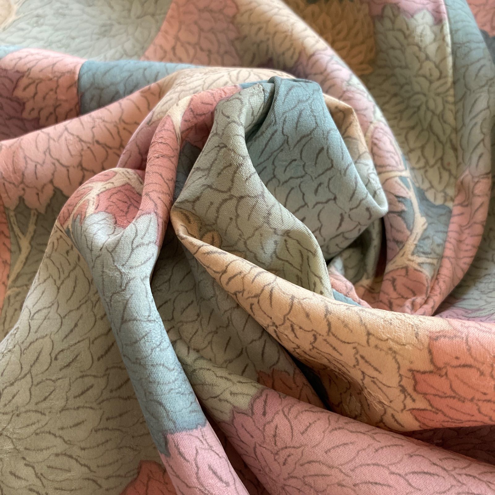  ２種類の着物からリメイク 緑とパステルの菊柄のフ ーワンピース 小紋 着物