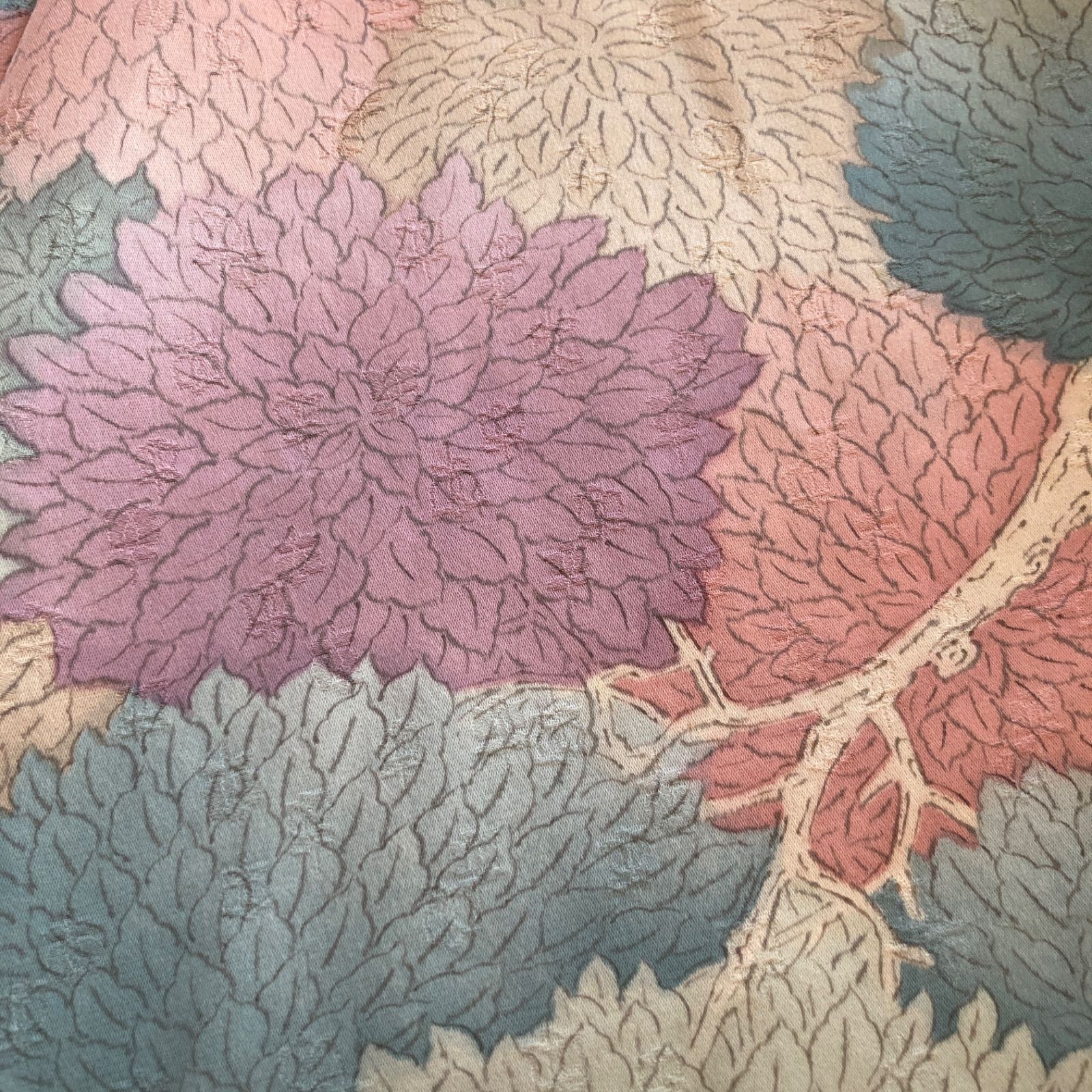 緑とパステルの菊柄のフ