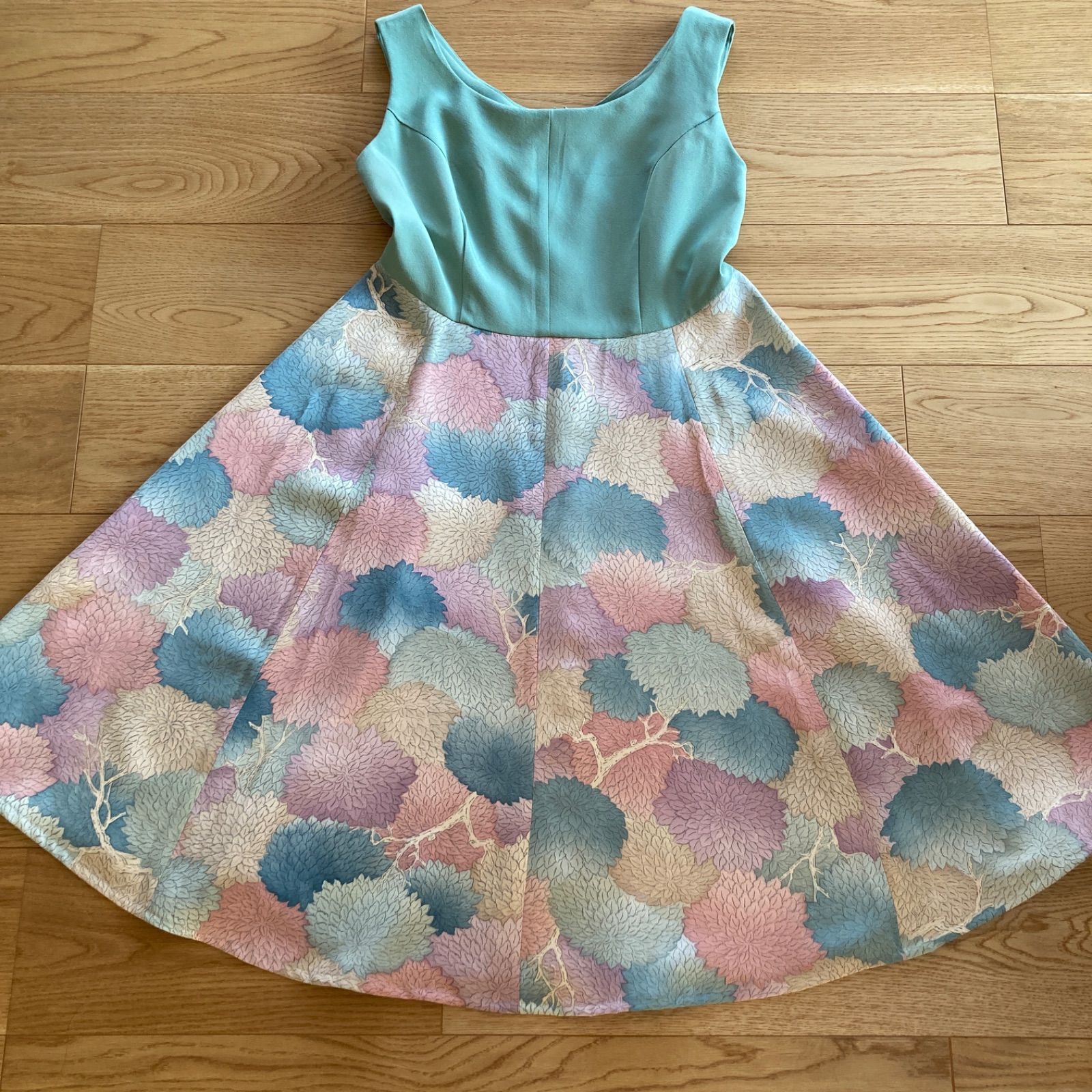 緑とパステルの菊柄のフ