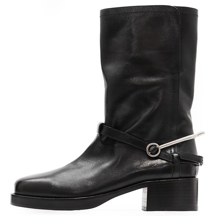 クリスチャンディオール CD ロングブーツ レザー 黒 ストラップ 金具 ディオールの黒ブーツで最旬ボリュームを！CDクラスプが上品に輝く新作