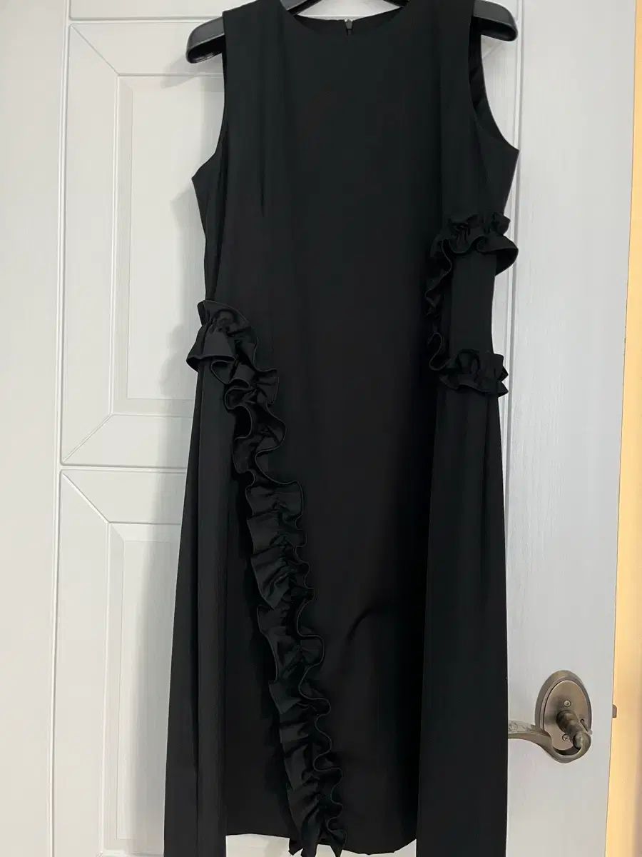 バハユン ラッフル スリーブレス ONE PIECE