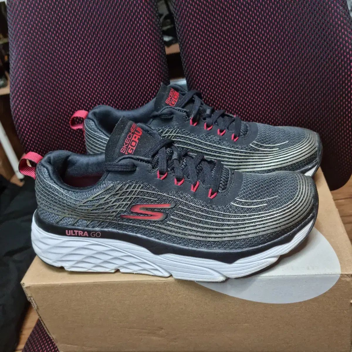 SKECHERS スケッチャーズ ゴーラン ウルトラ ゴー スニーカー ブラック