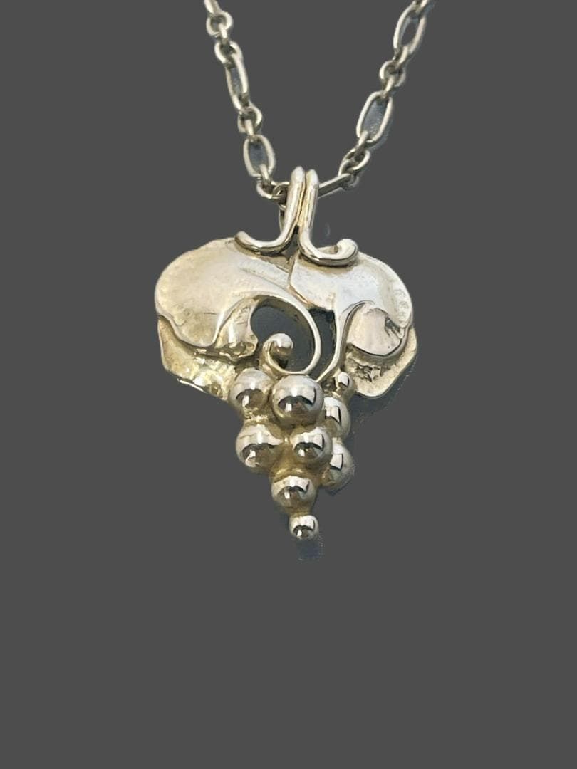 専用  ★1996葡萄モチーフ シルバー925 ネックレス ジョージジェンセン 葡萄 1996 イヤー ネックレス シルバー925 - メルカリ