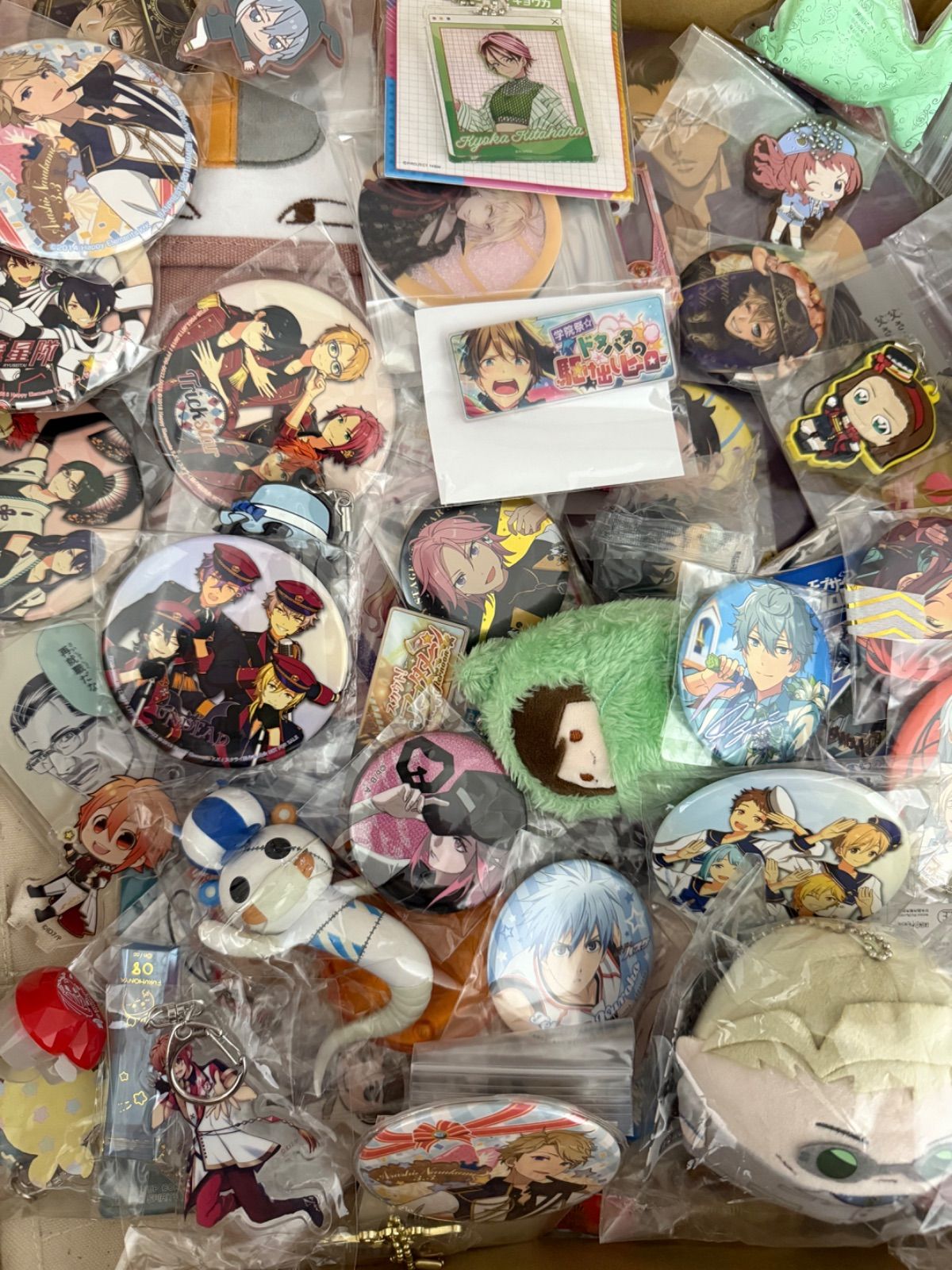 大特価！ アニメグッズ等 缶バッジ キーホルダー クリアファイル