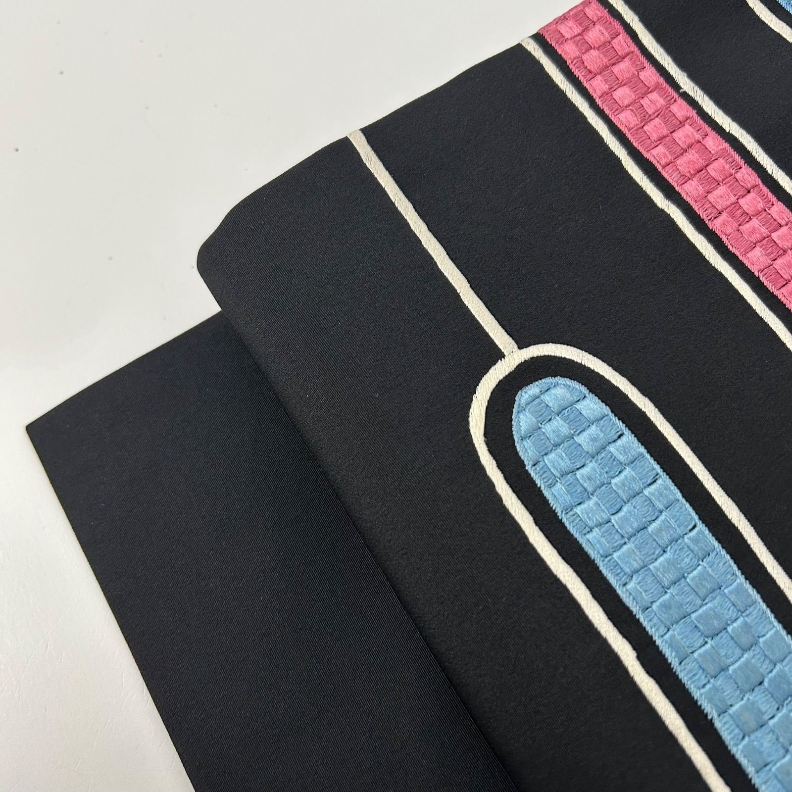 名古屋帯 正絹 塩瀬 黒地 織柄の美しいデザイン 九寸 MA-2617 - メルカリ 名古屋帯 正絹 塩瀬 黒地 織柄の美しいデザイン 九寸 MA-2617 - メルカリ