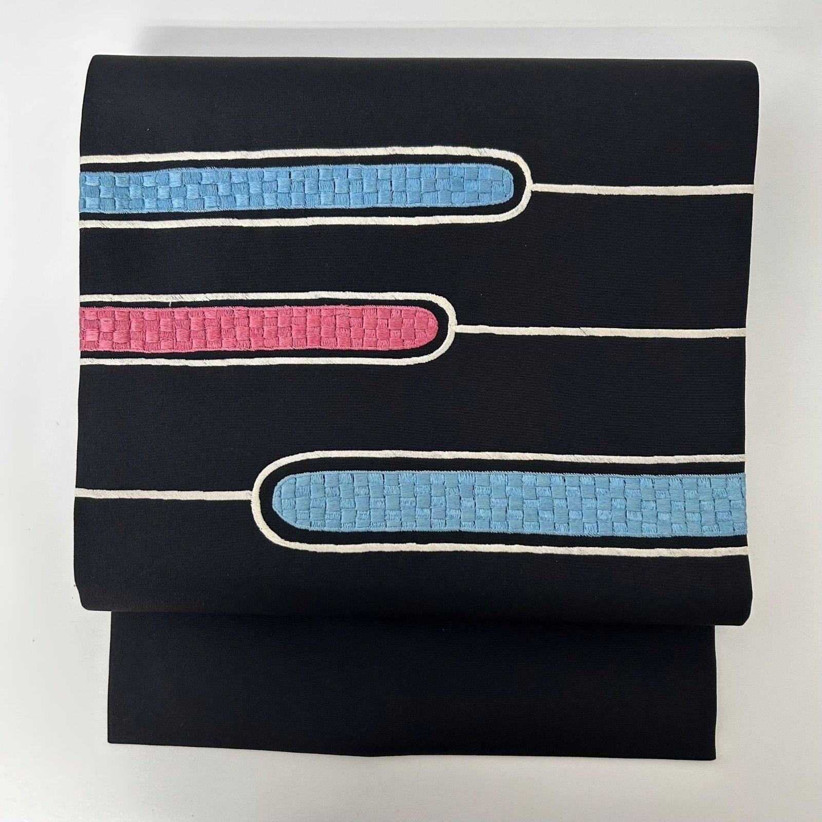 名古屋帯 正絹 塩瀬 黒地 織柄の美しいデザイン 九寸 MA-2617 - メルカリ 名古屋帯 正絹 塩瀬 黒地 織柄の美しいデザイン 九寸 MA-2617 - メルカリ