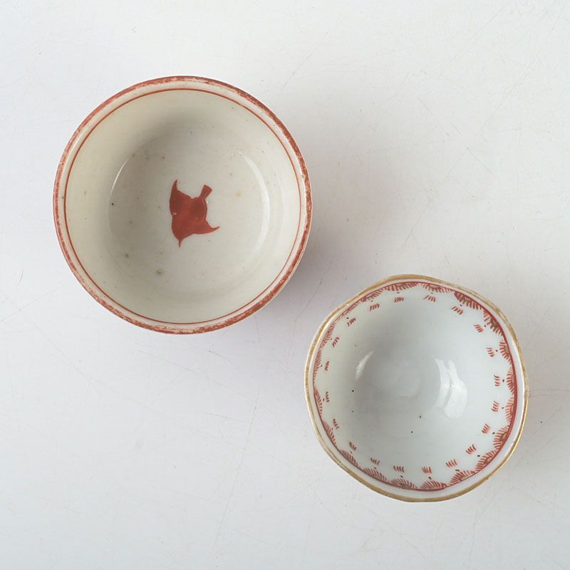 九谷焼　赤絵金彩　紅葉文など　盃　酒盃　ぐい呑み　2点まとめて　V　5598 九谷焼 赤絵金彩 紅葉文など 盃 酒盃 ぐい呑み 2点まとめて V 5598