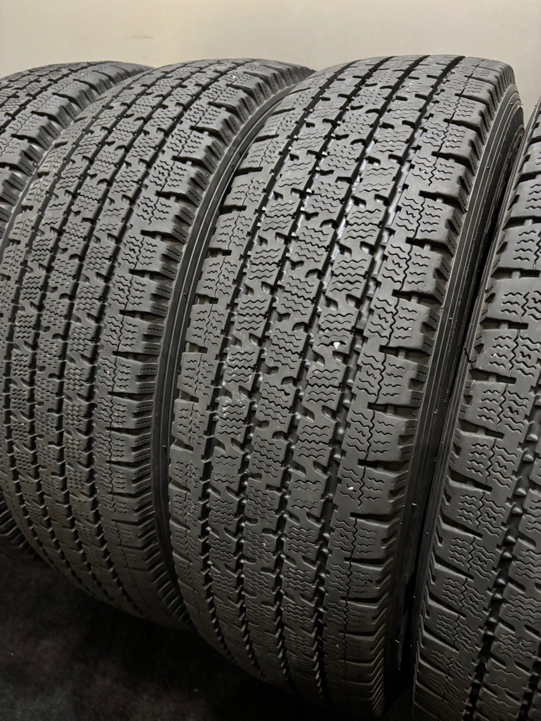 195 80 R 15 107 105 N LT TOYO DELVEX 935 21年製 スタッドレス 4本 ハイエース キャラバン 南6 L 129