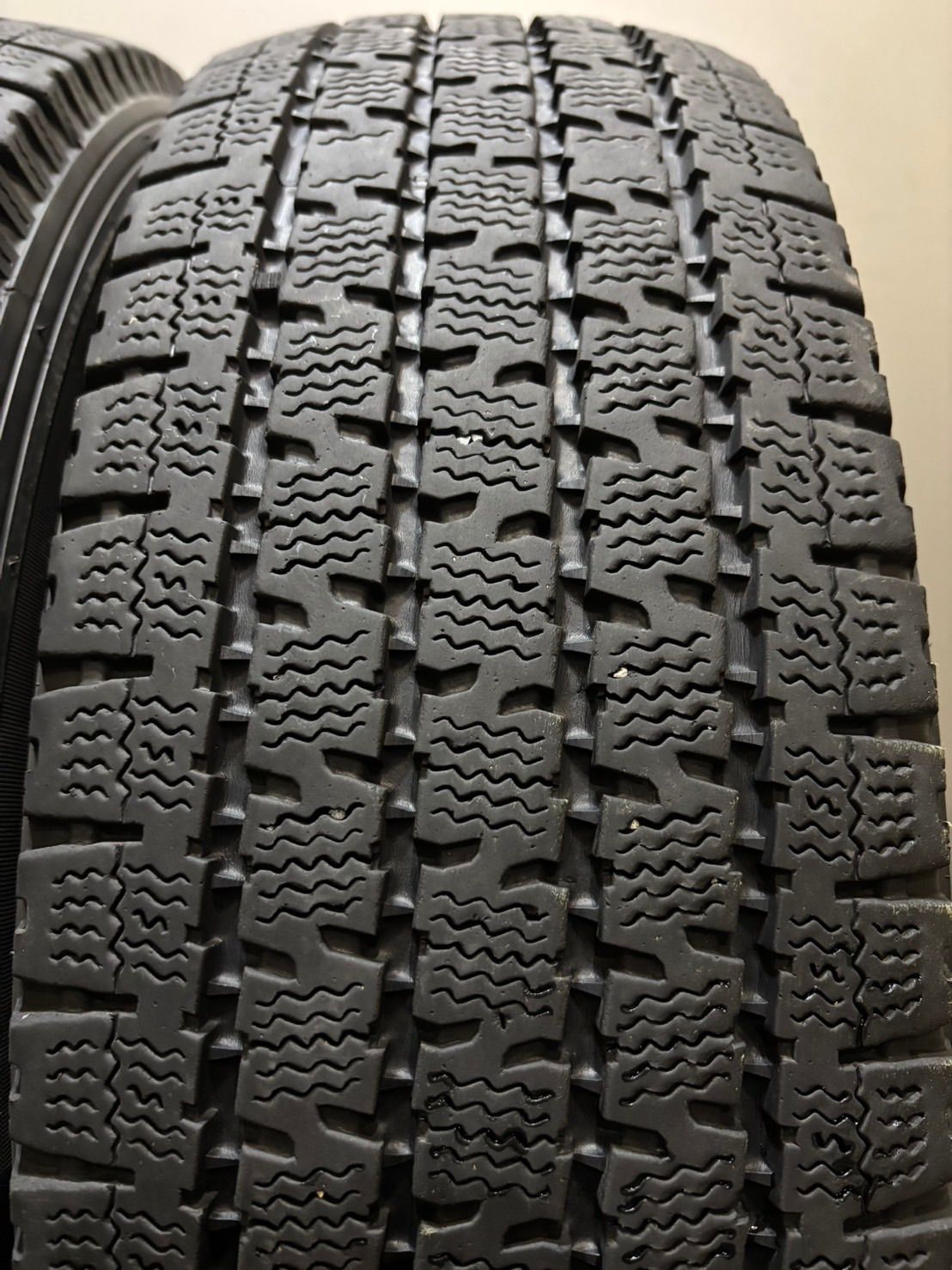 195 80 R 15 107 105 N LT TOYO DELVEX 935 21年製 スタッドレス 4本 ハイエース キャラバン 南6 L 129