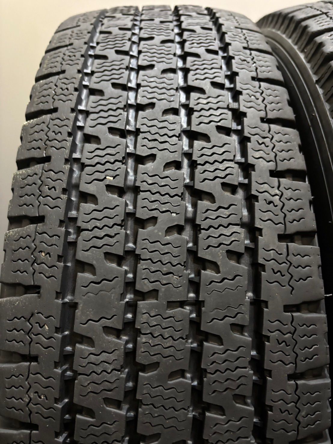  195 80 R 15 107 105 N LT TOYO DELVEX 935 21年製 スタッドレス 4本 ハイエース キャラバン 南6 L 129 15インチ スタッドレス