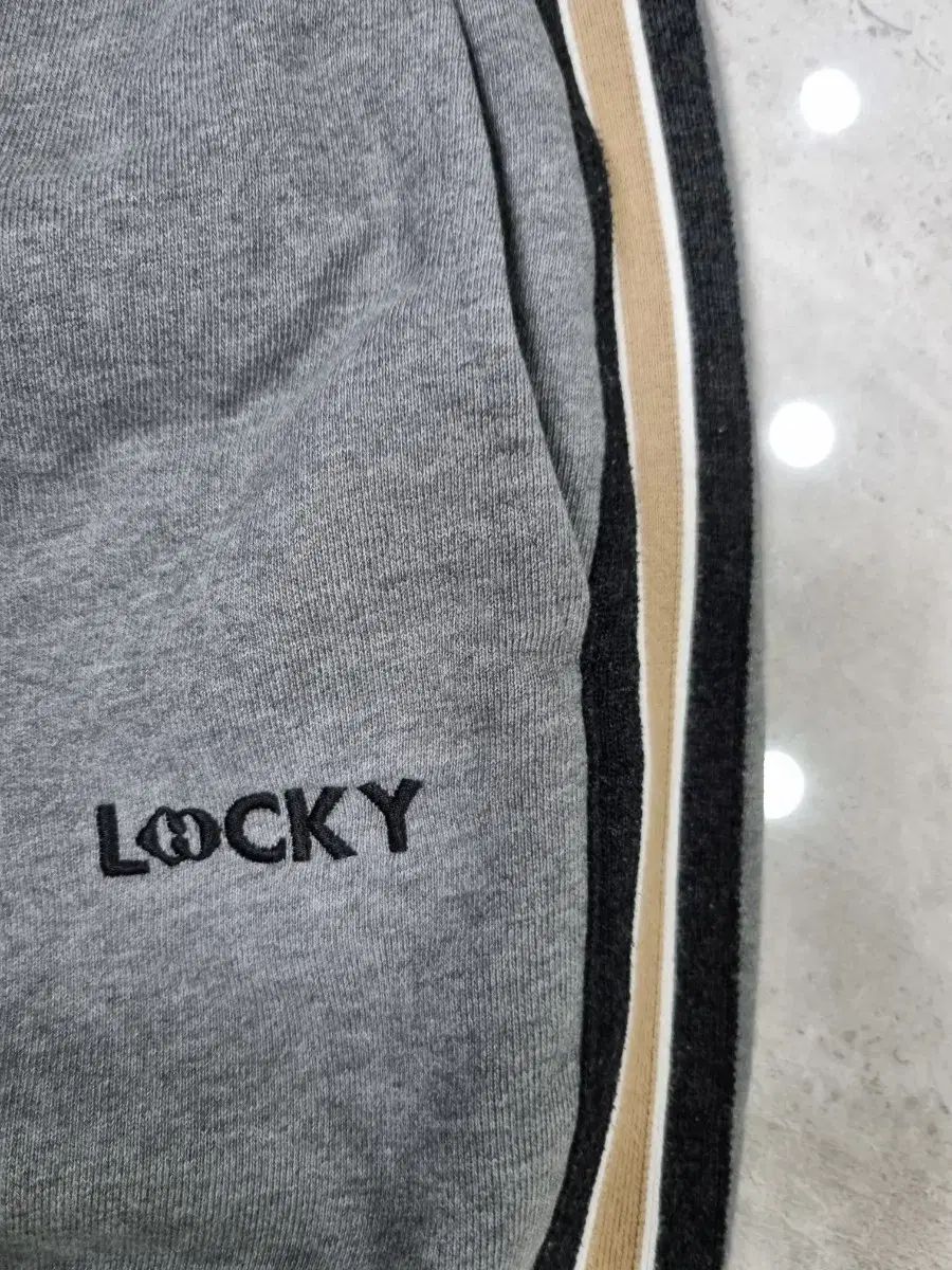 ラッキーシュエトゥ トレーナー