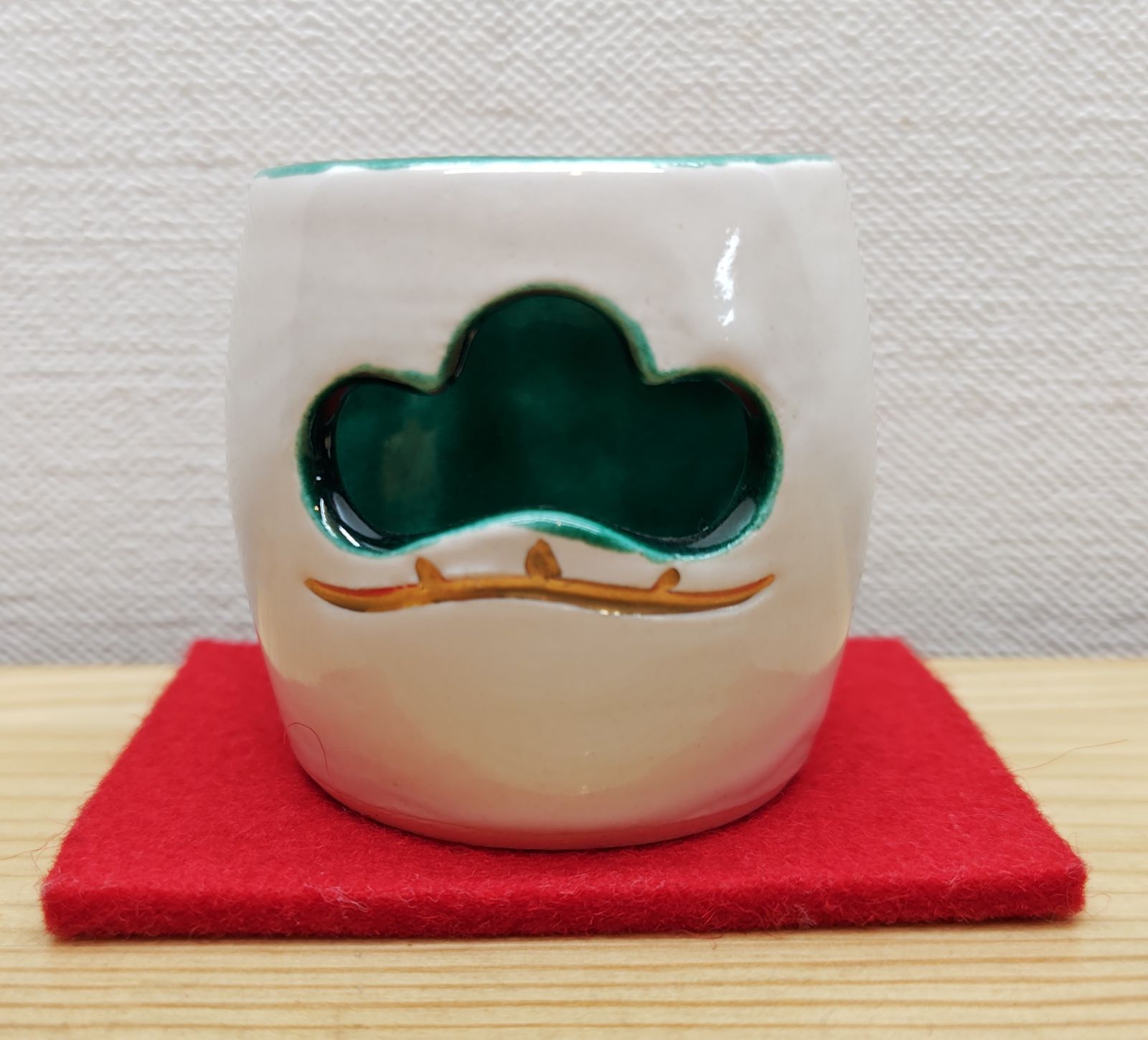 逢絢亭】茶道具 蓋置 萬古焼 雪松の絵 松透かし 加賀瑞山 共箱入り