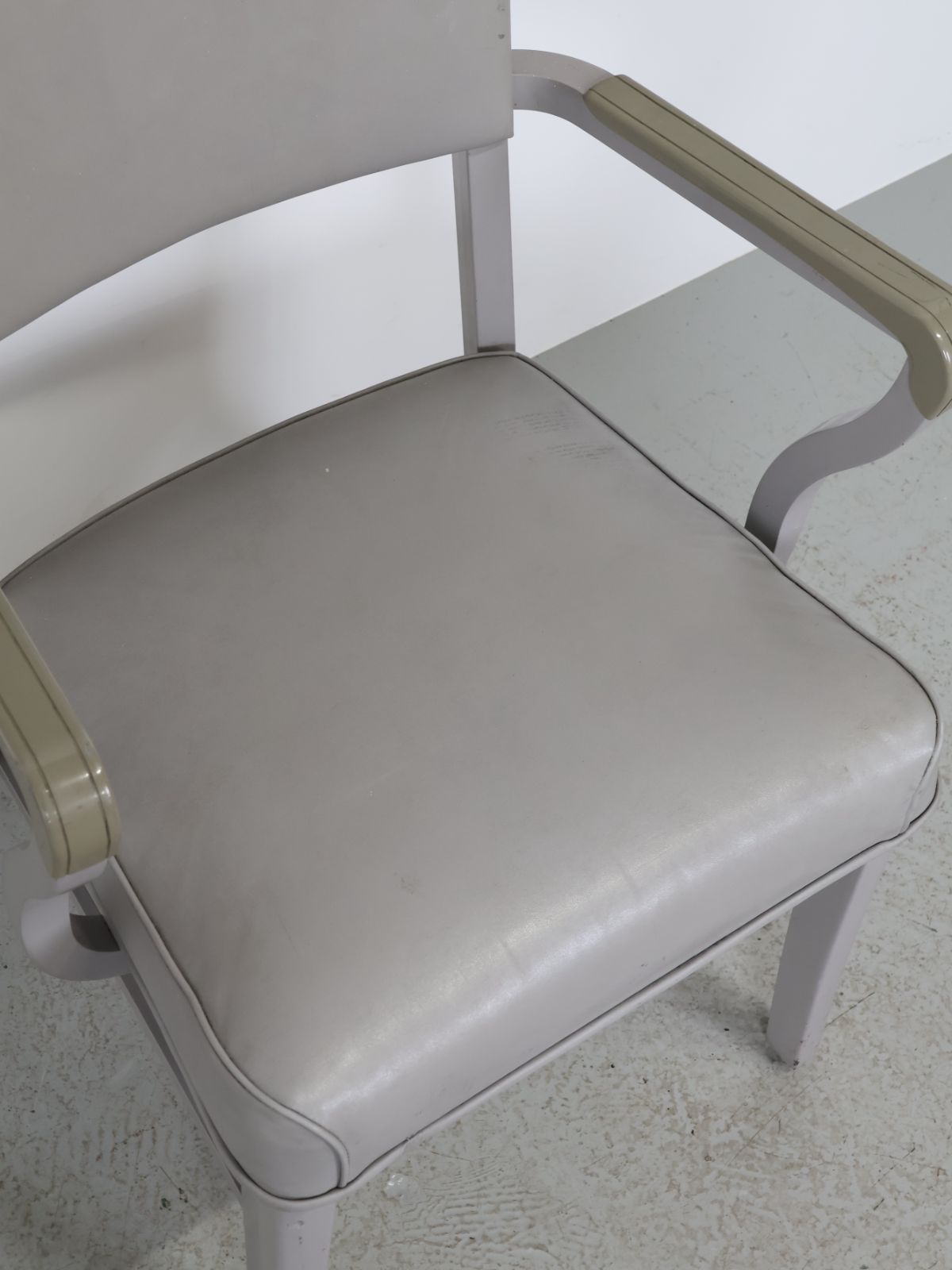 グレービニールレザー