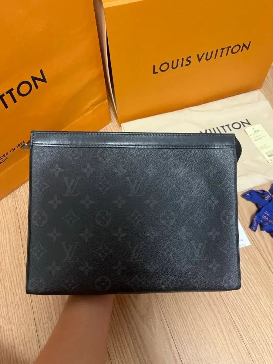 ルイヴィトン ポシェット ヴォワヤージュ クラッチバッグ 実際に着用3回 プレゼント