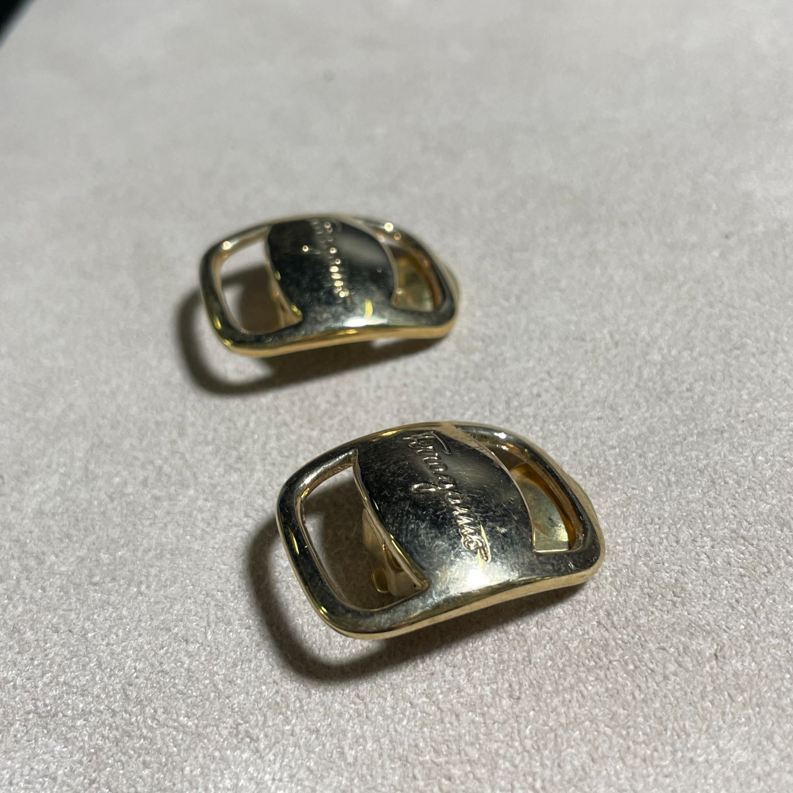 サルヴァトーレフェラガモ イヤリング