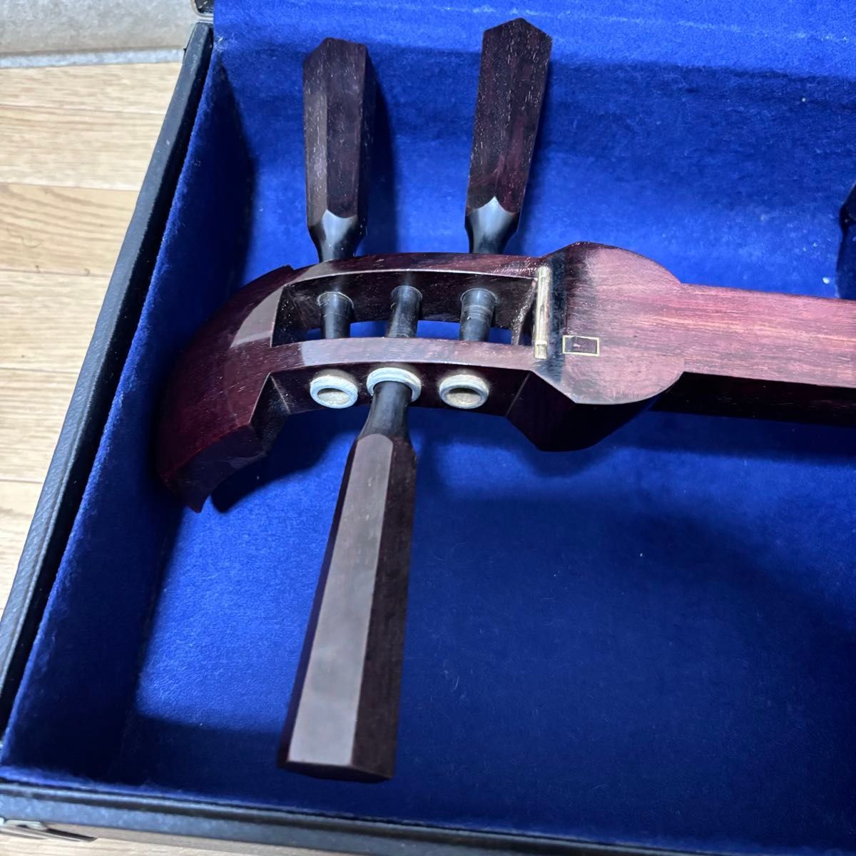 ■ 津軽三味線 子持ち綾杉彫 紅木 棹幅:約3cm 全長:約102cm □ 津軽三味線 子持ち綾杉彫 紅木 棹幅:約3cm 全長:約102cm □