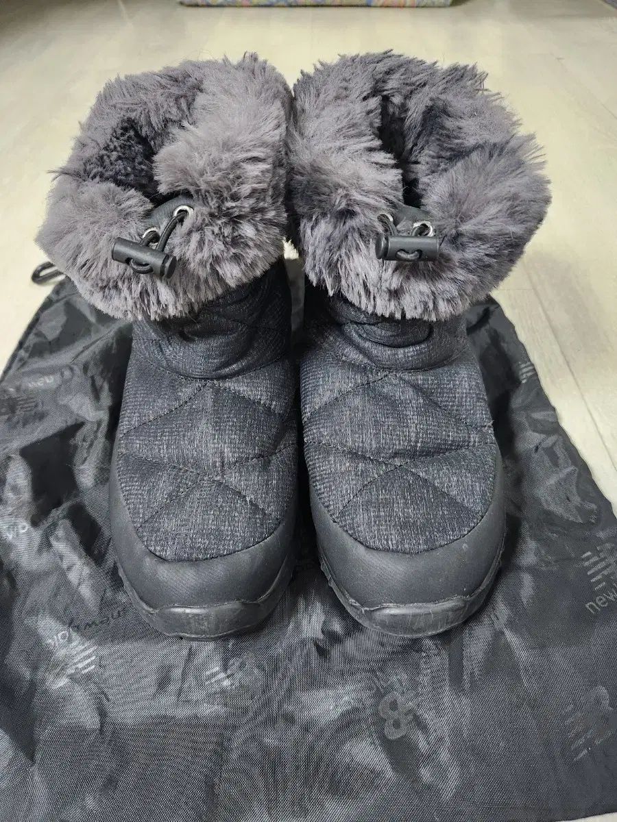 状態良し THE NORTH FACE ザノースフェイス レディース ダウン半ブーツ 240