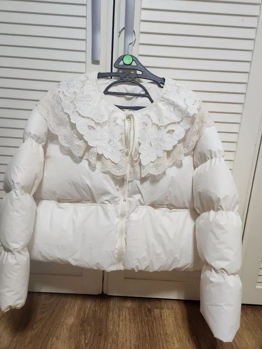 レイースKARA 白ショートダウン