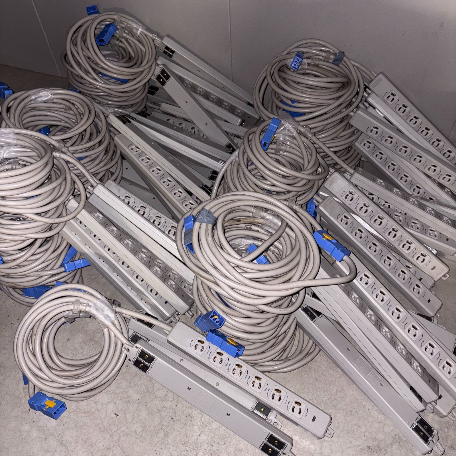 明工社 横形OA用抜け止め接地タップ 6コ口 コード3 m ハーネスプラグ付