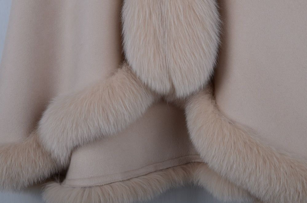 優しい雰囲気のカシミヤ混ウールフォックスファー付きポンチョ 肉厚毛皮ファー