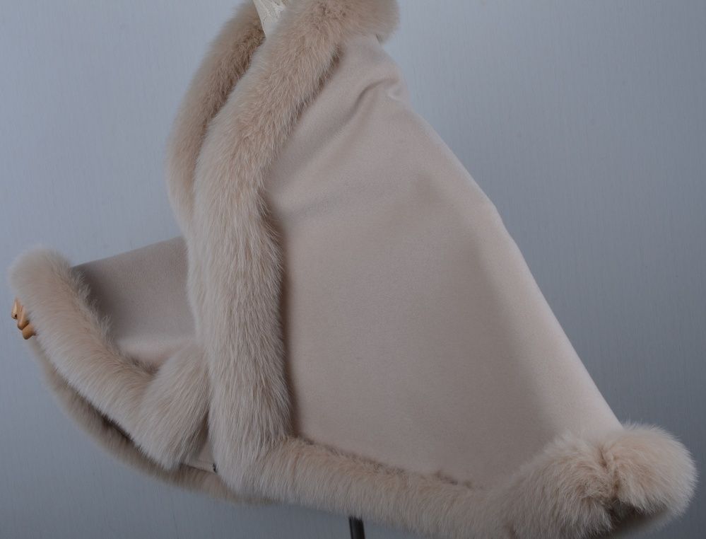優しい雰囲気のカシミヤ混ウールフォックスファー付きポンチョ 肉厚毛皮ファー